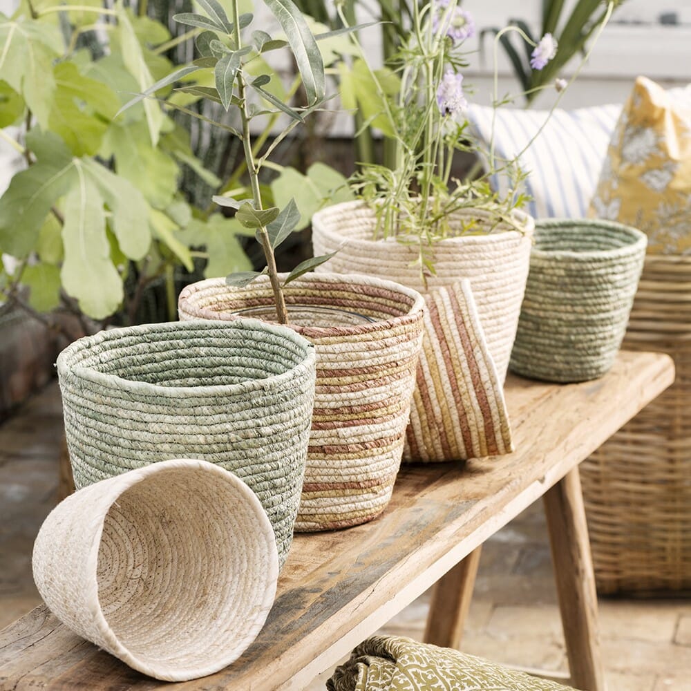Flettede kurver i naturmaterialer til dekorativ oppbevaring