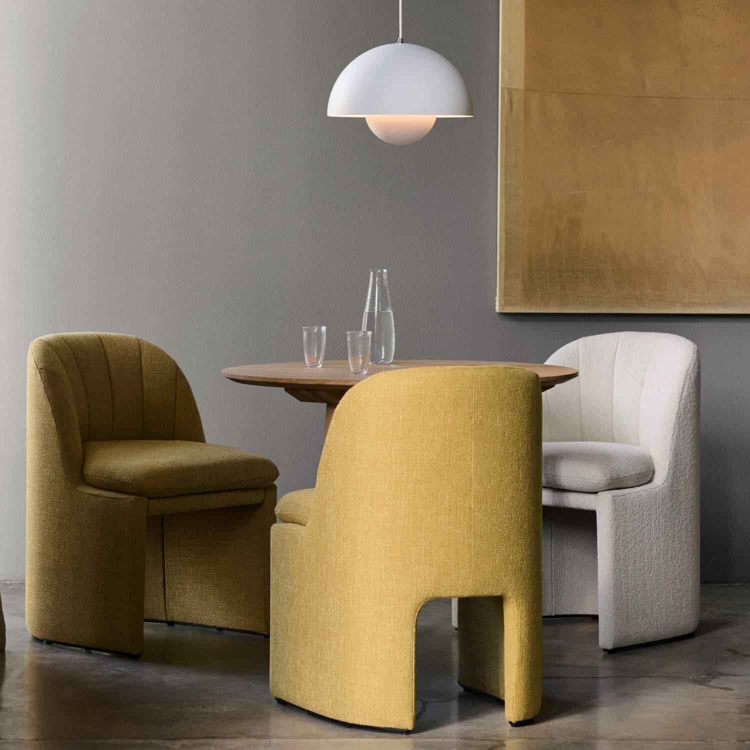 Moderne spisestue med spisebord i eik, matchende spisestoler og benk i skandinavisk design.