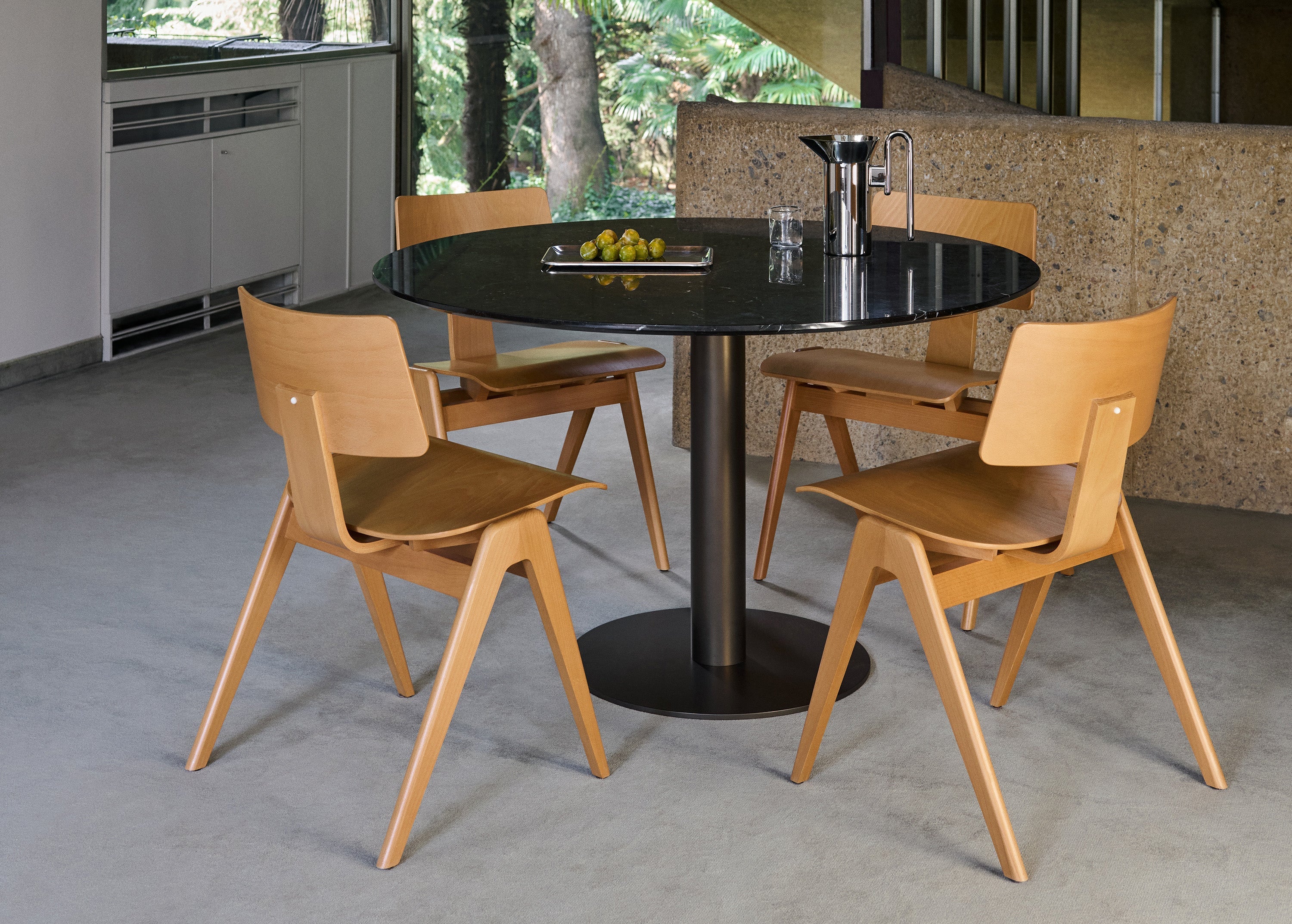 Rektangulært spisebord i lys tre av eik med matchende benk og stoler i skandinavisk design.