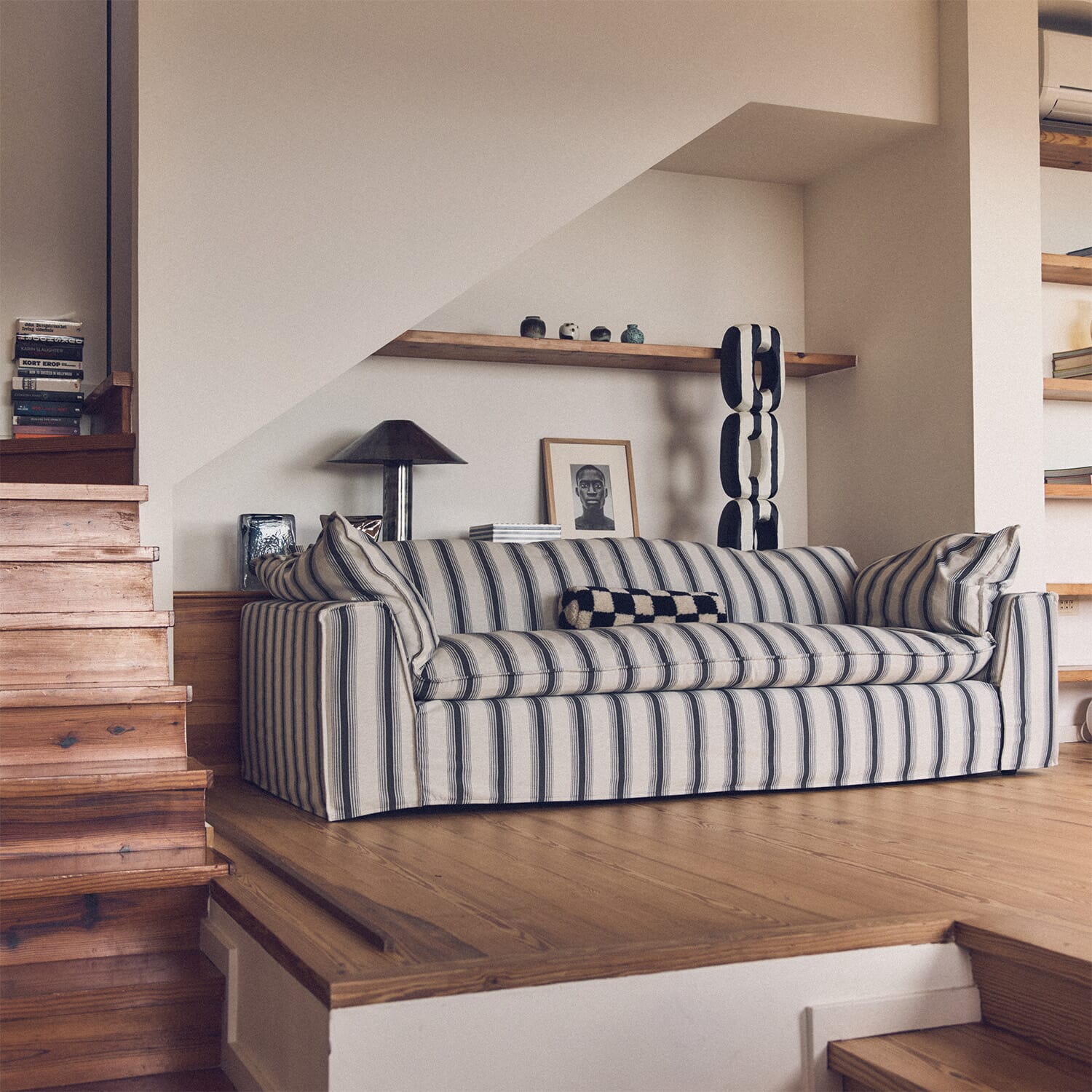 Beige Muuto-sofa med puff i moderne stue.