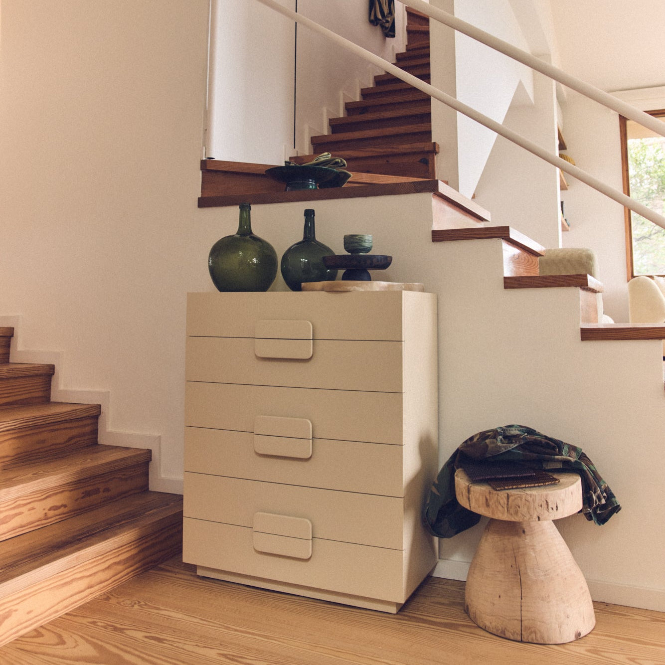 Spacious drawer cabinet cream