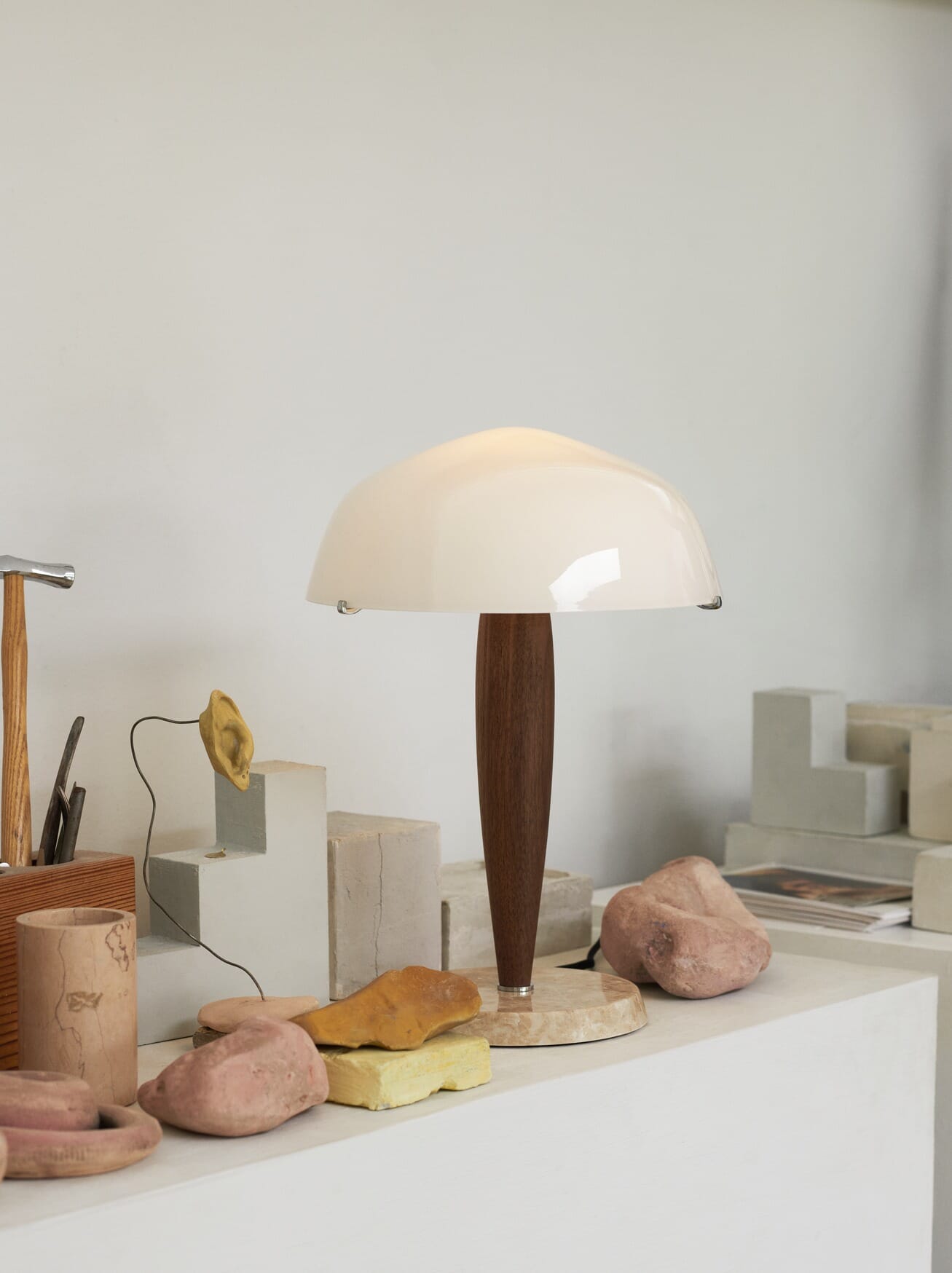 Herman Bordlampe SHY3 Walnut Cream Marble Opal - Bilde 4