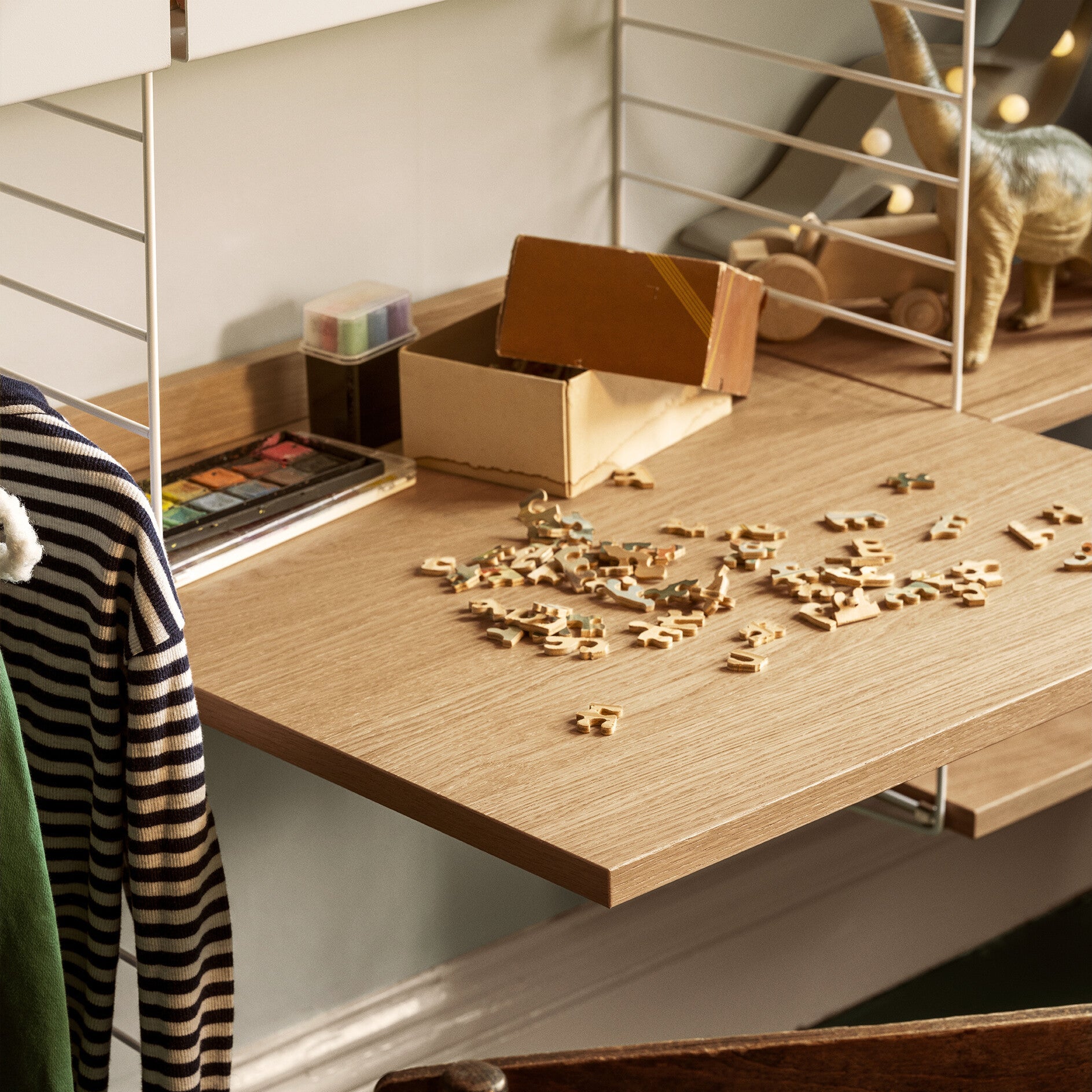 String hylle skrivebordsplate i eik på barnerom med leker