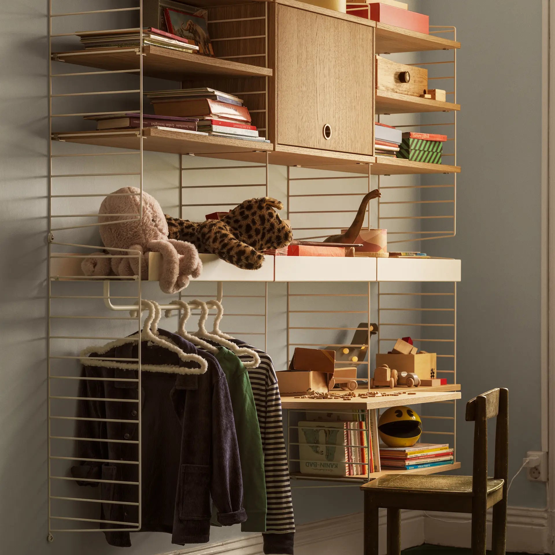 String hylle skrivebordsplate i eik på barnerom