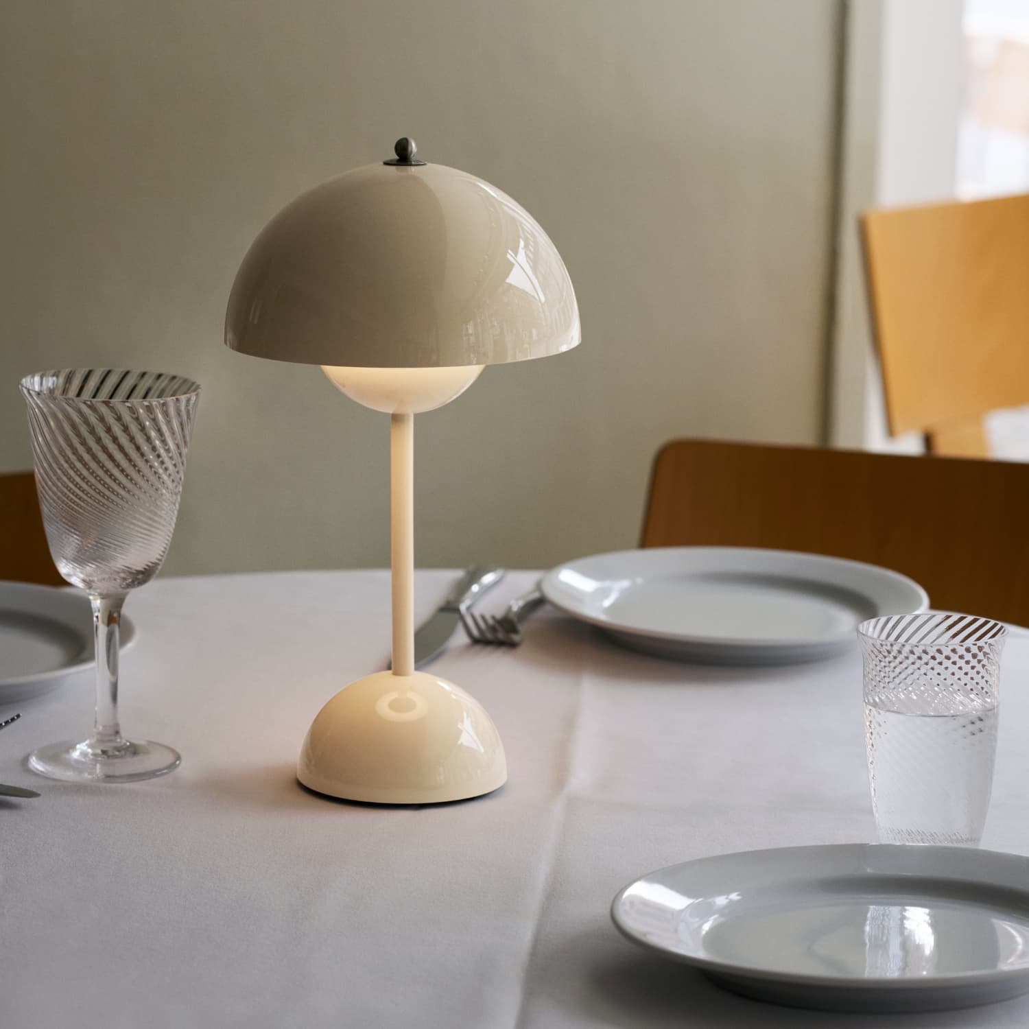 Flowerpot VP9 Oppladbar Lampe Ivory