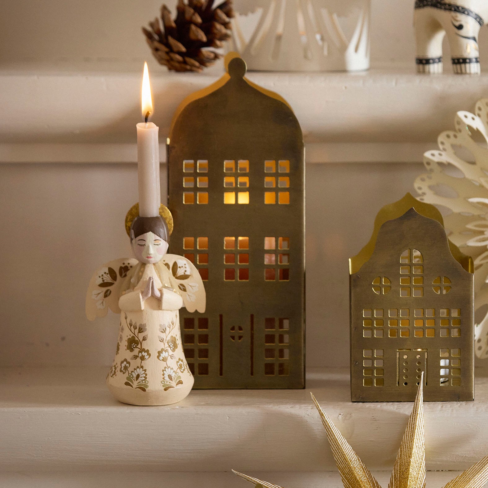 Lysestake Engel Marigold Vanilla med stearinlys på hylle