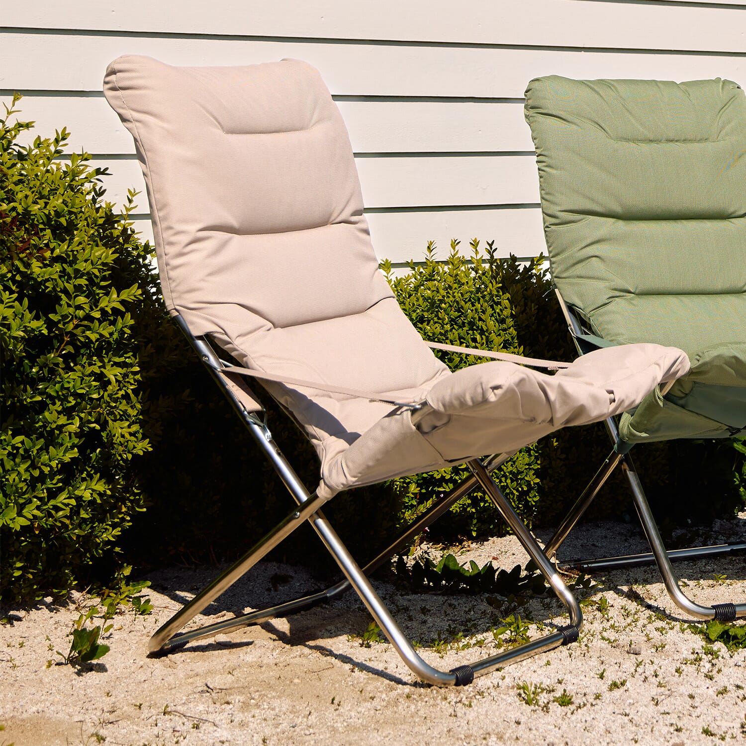 Fiesta Solstol Soft Beige Bibe ved husvegg