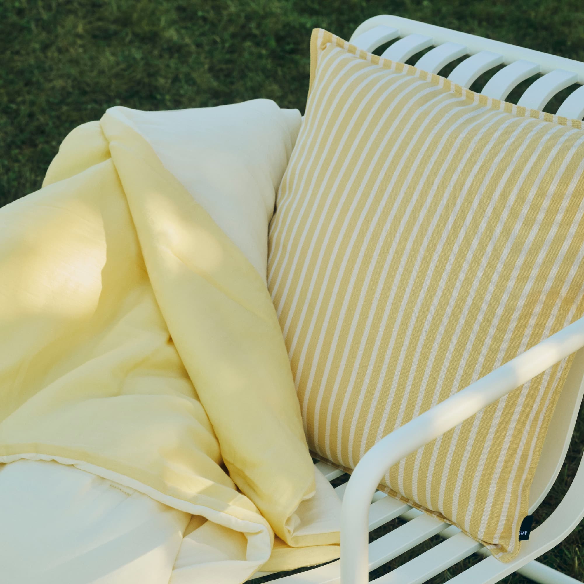 Utepute med gule og hvite striper i en HAY Pallisade stol