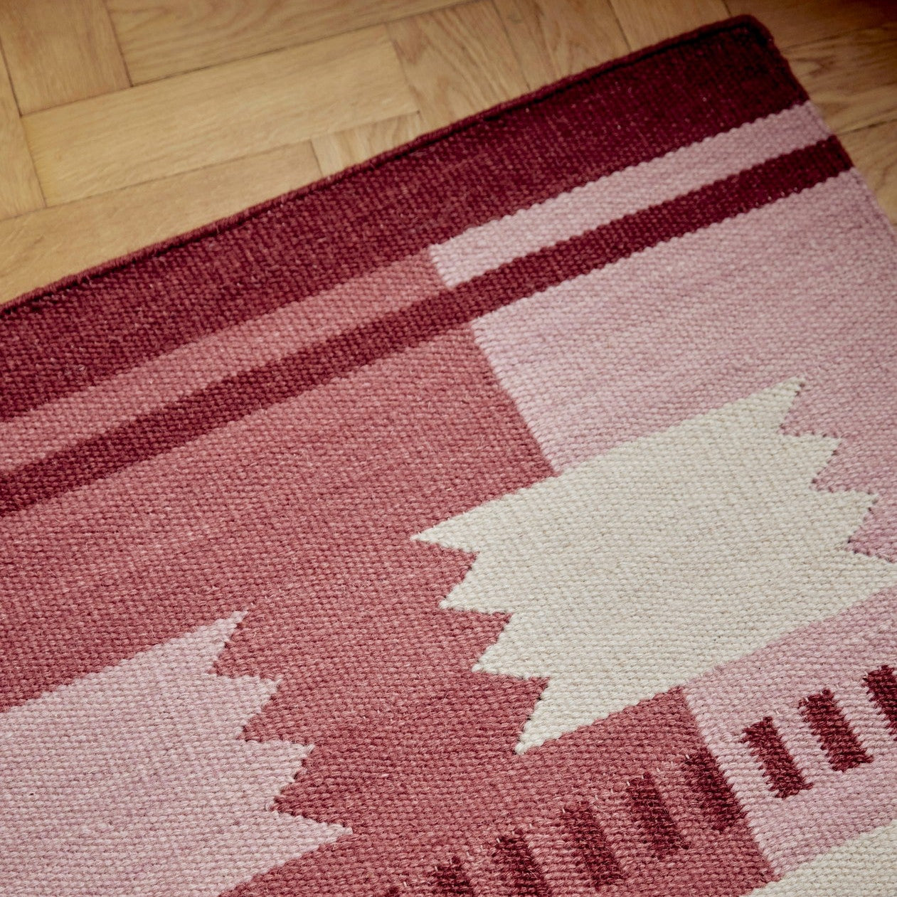 Gulvteppe Rollakan Iris Raspberry