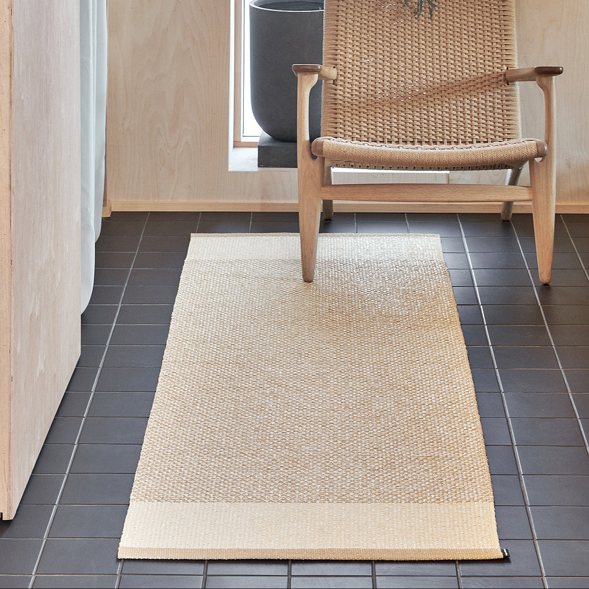 Pappelina Edit Beige på gulv i gang