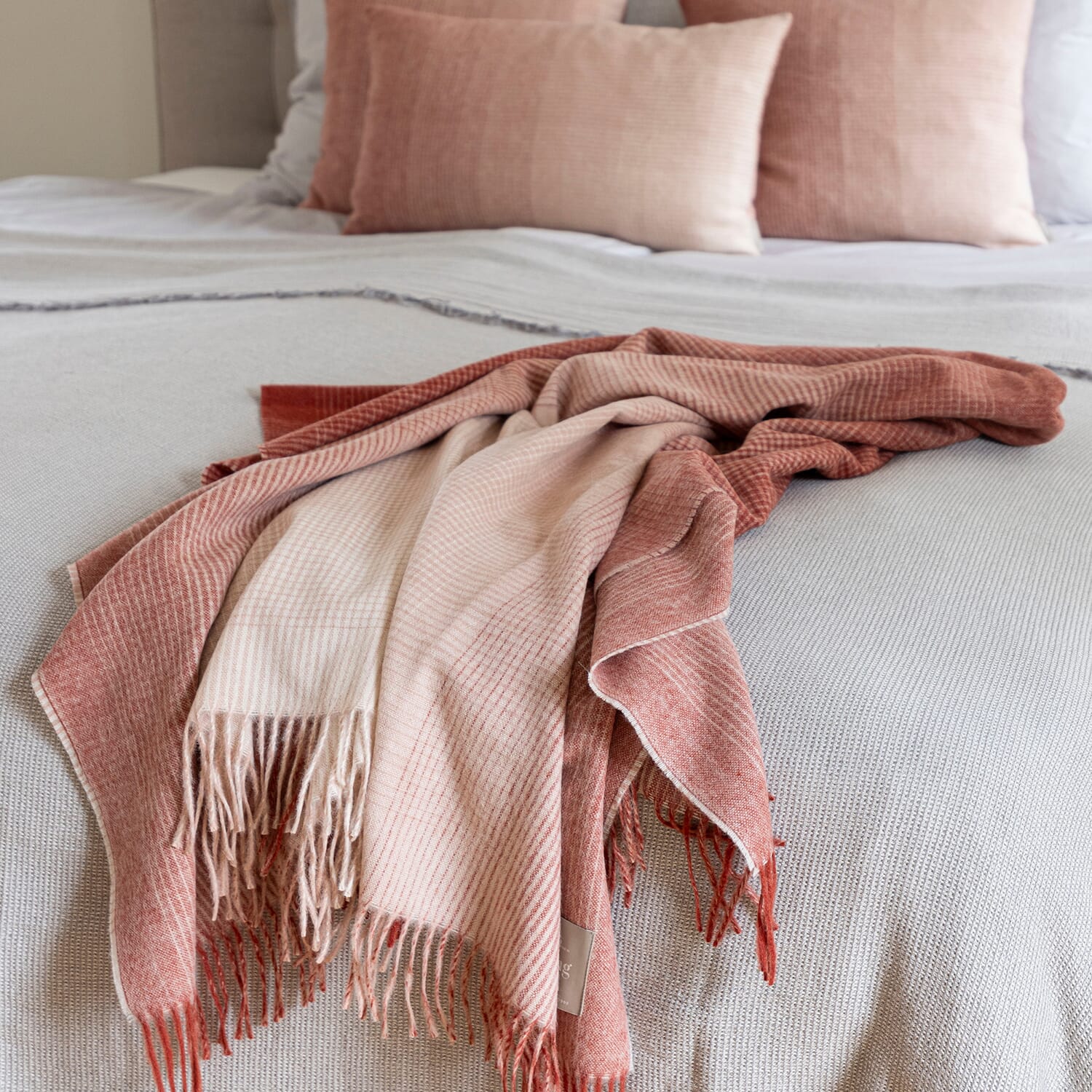 Putetrekk Horizon 40x60 Rusty Red i en seng