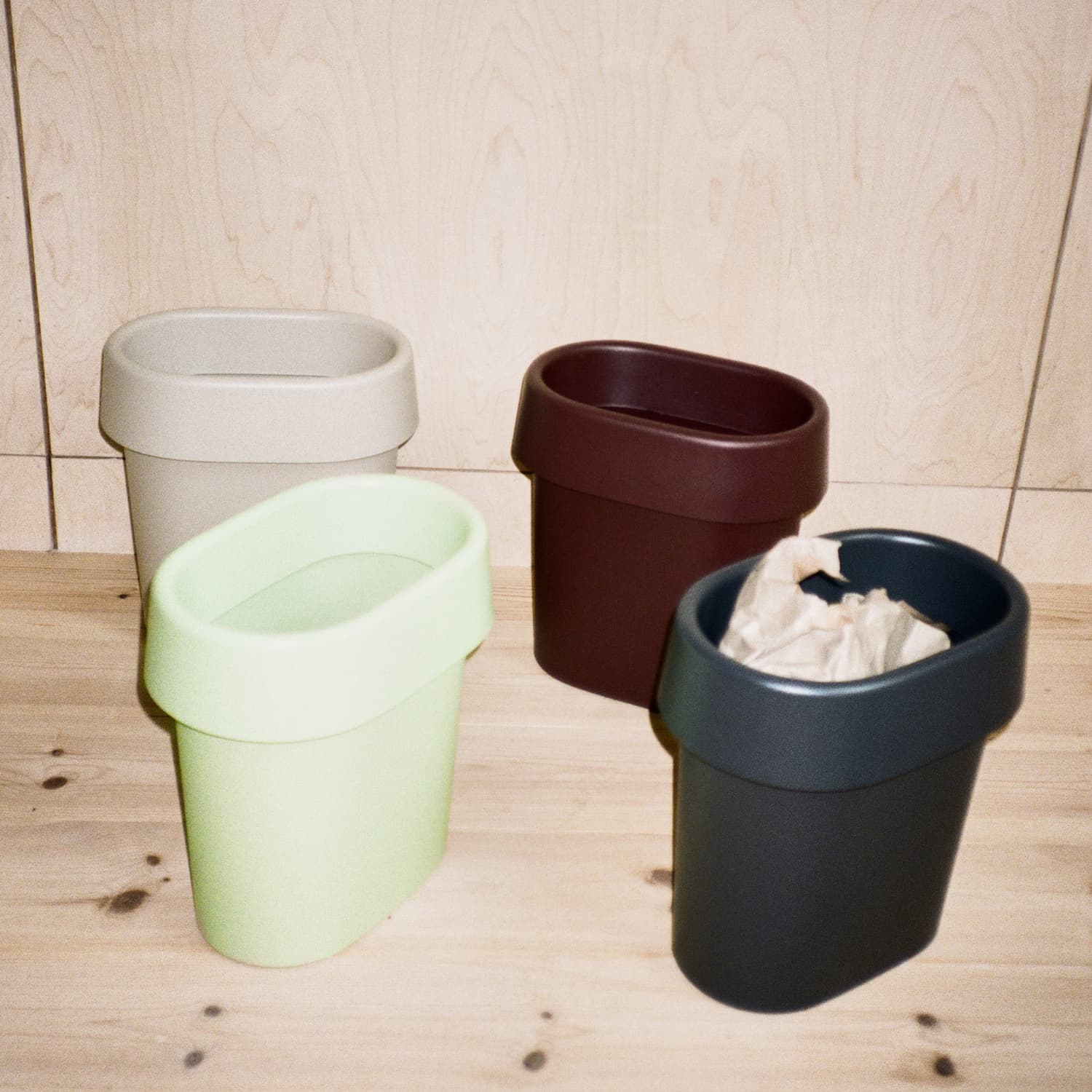 Reduce Paper Bin fra Muuto i fargene light green, grey, anthracite og dark red