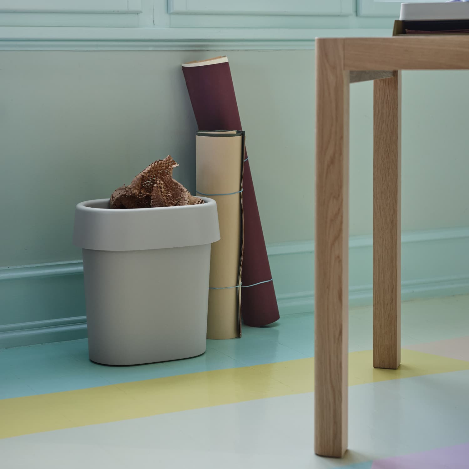 Reduce Paper Bin i grey fra Muuto – papirkurv for kontor og hjem