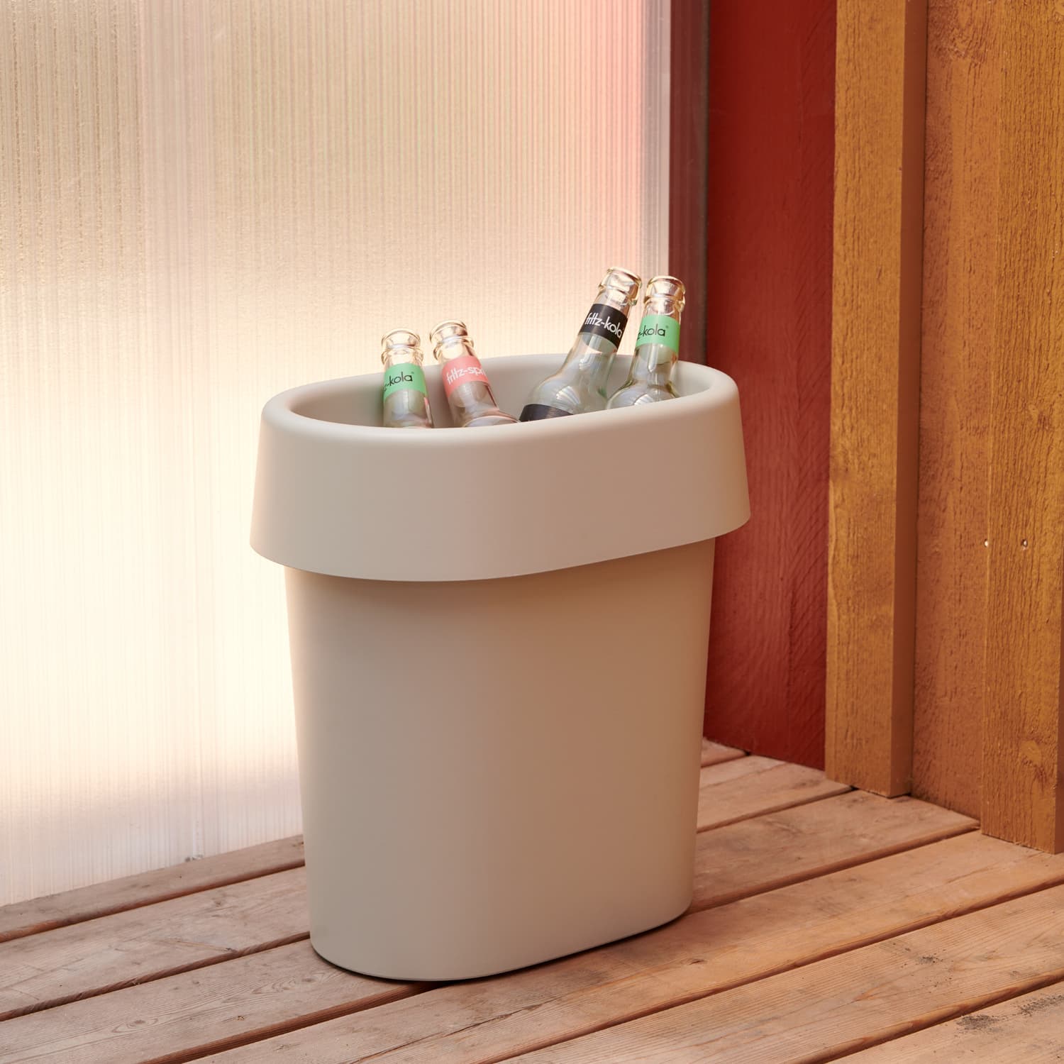 Reduce Paper Bin i resirkulert plast – detalj av materiale fra post-consumer avfall