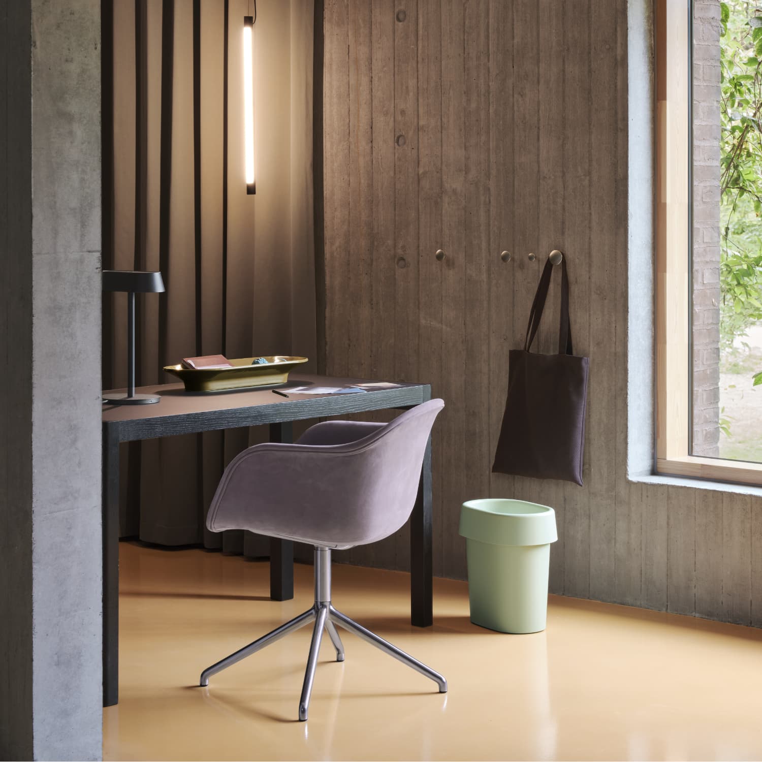 Reduce Paper Bin fra Muuto brukt i moderne arbeidsmiljø