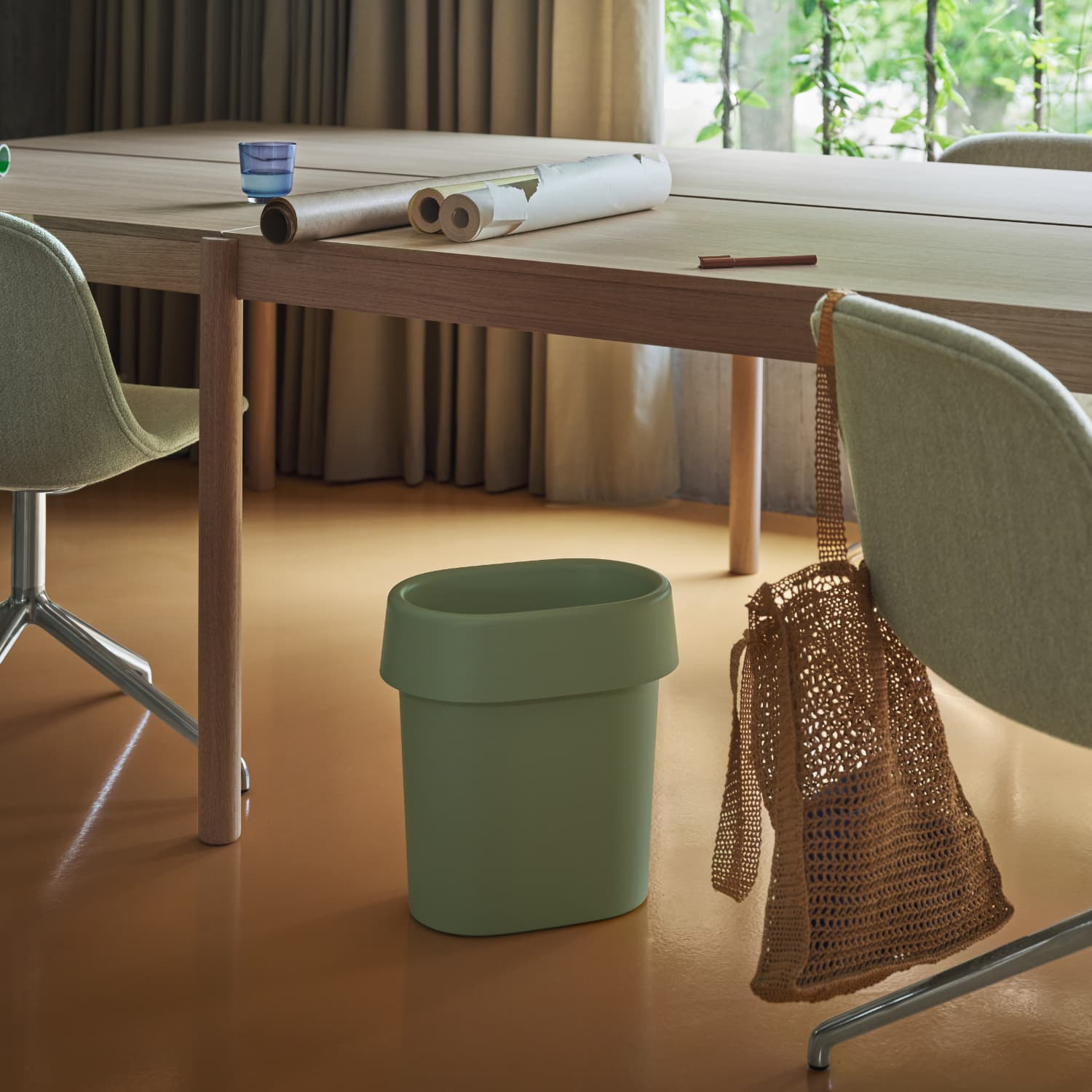 Reduce Paper Bin fra Muuto brukt i moderne arbeidsmiljø