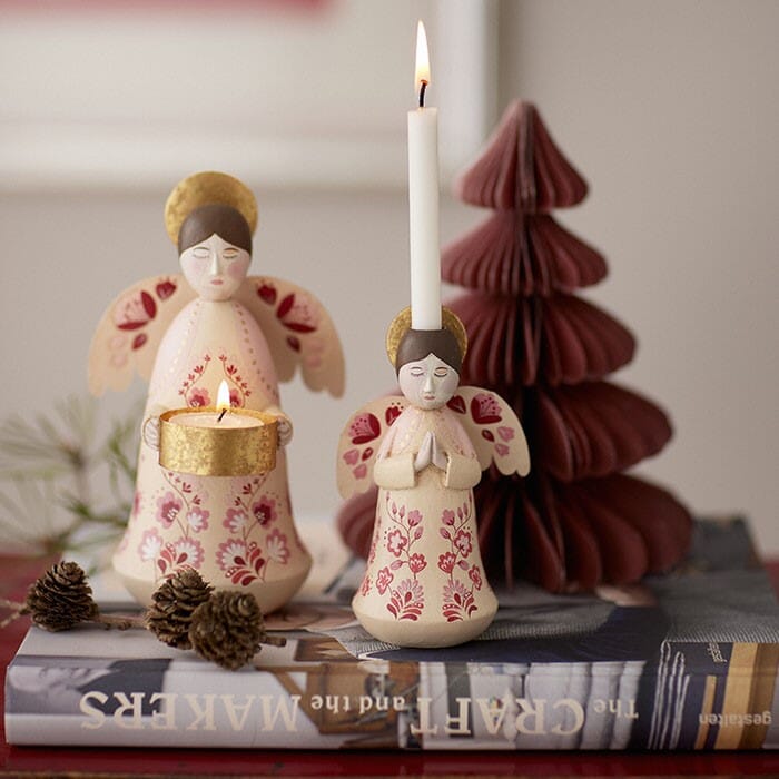 Telysholder Engel Marigold Ruby på et bord inspirasjon