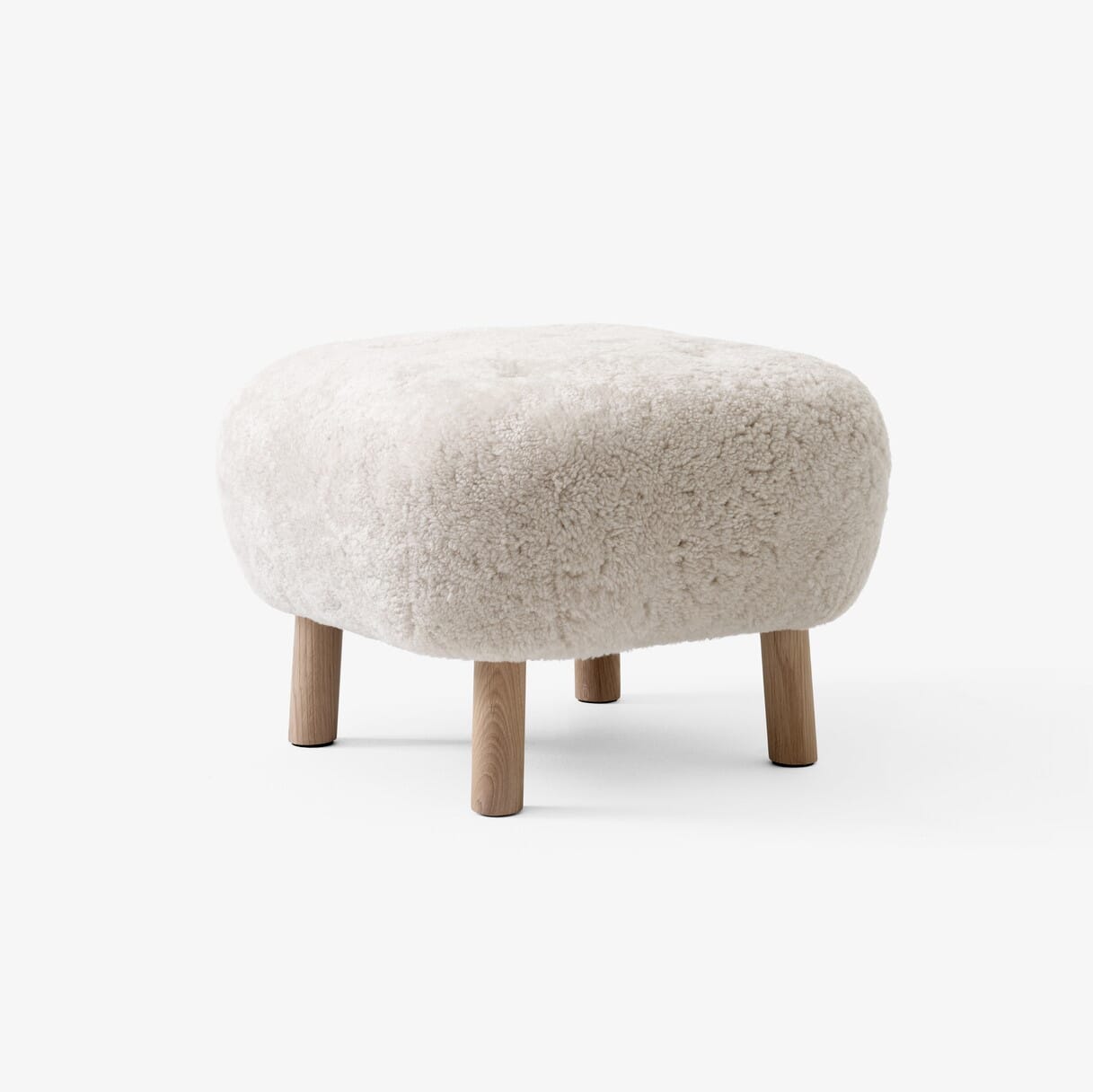 Lille Petra puff i saueskinn Moonlight og eik ben.