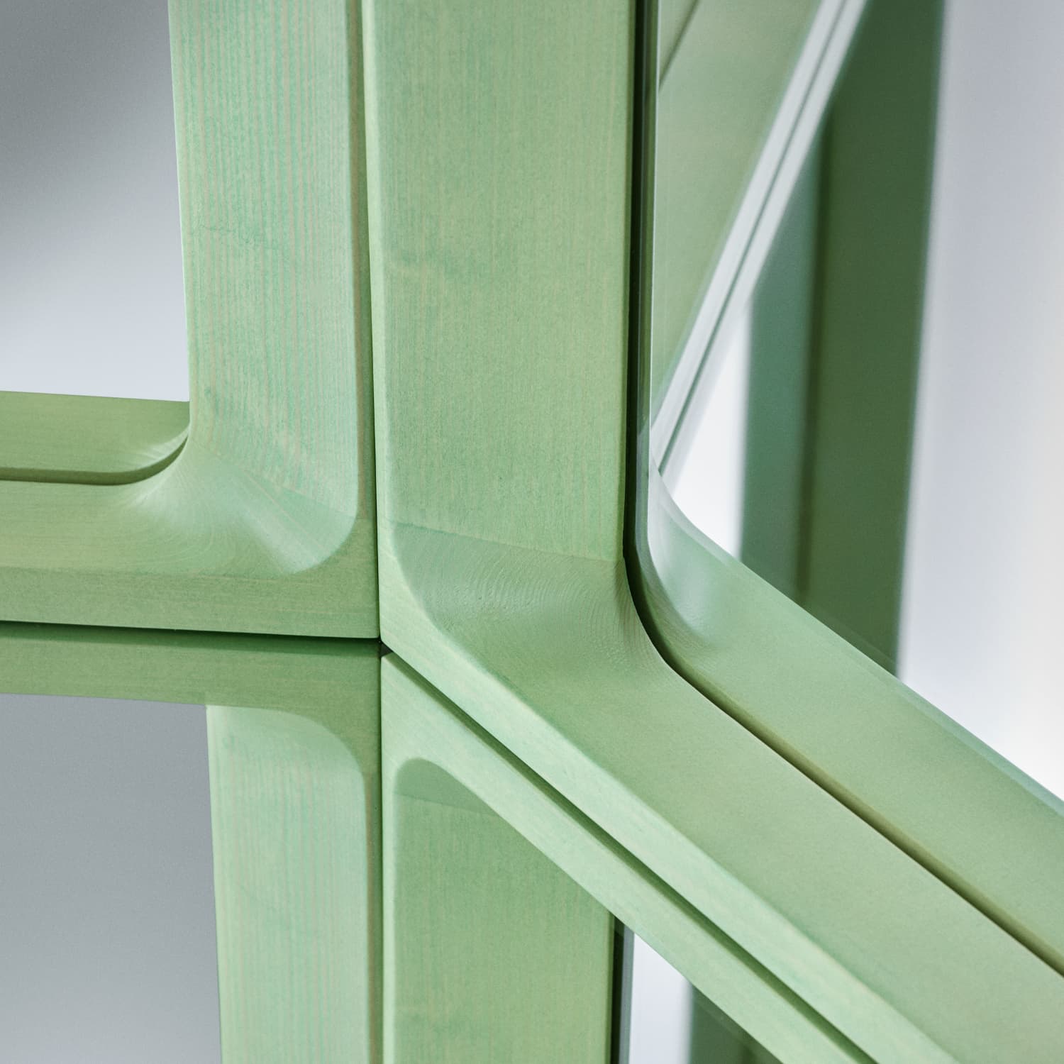 Detalj av Arced speil 80x55 cm i light green, som viser buet form og synlig trestruktur i rammen