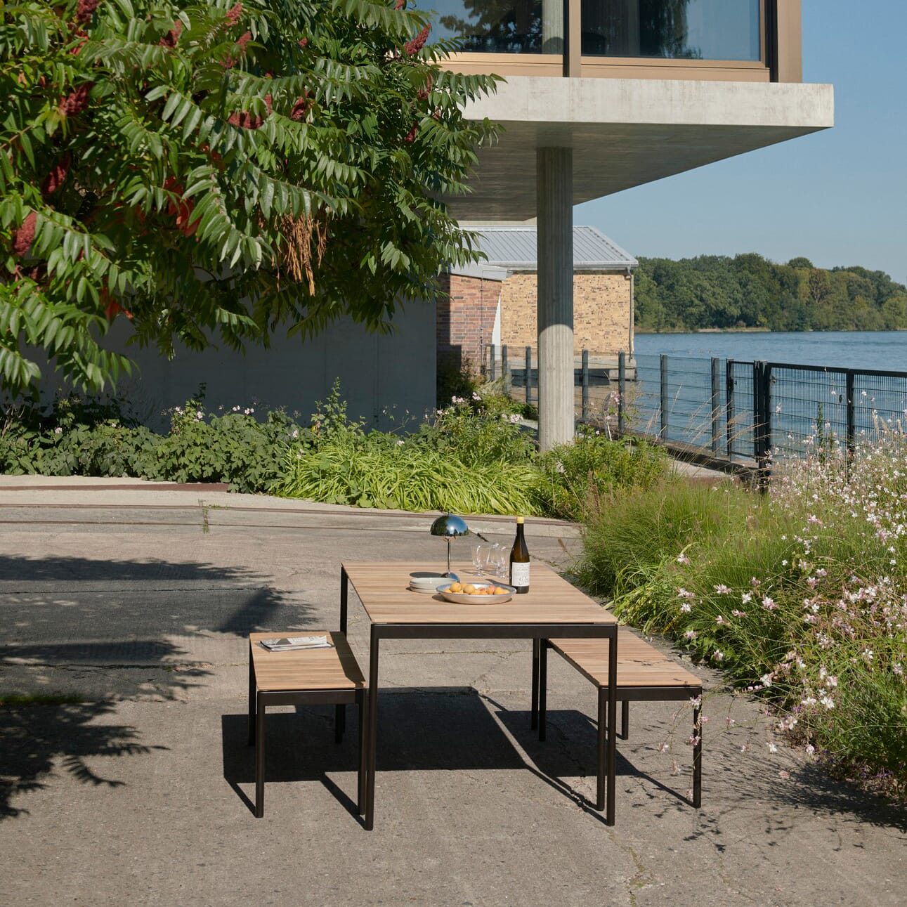 Ville Outdoor Dining Table AV25 Warm Black frame Teak - Bilde 4