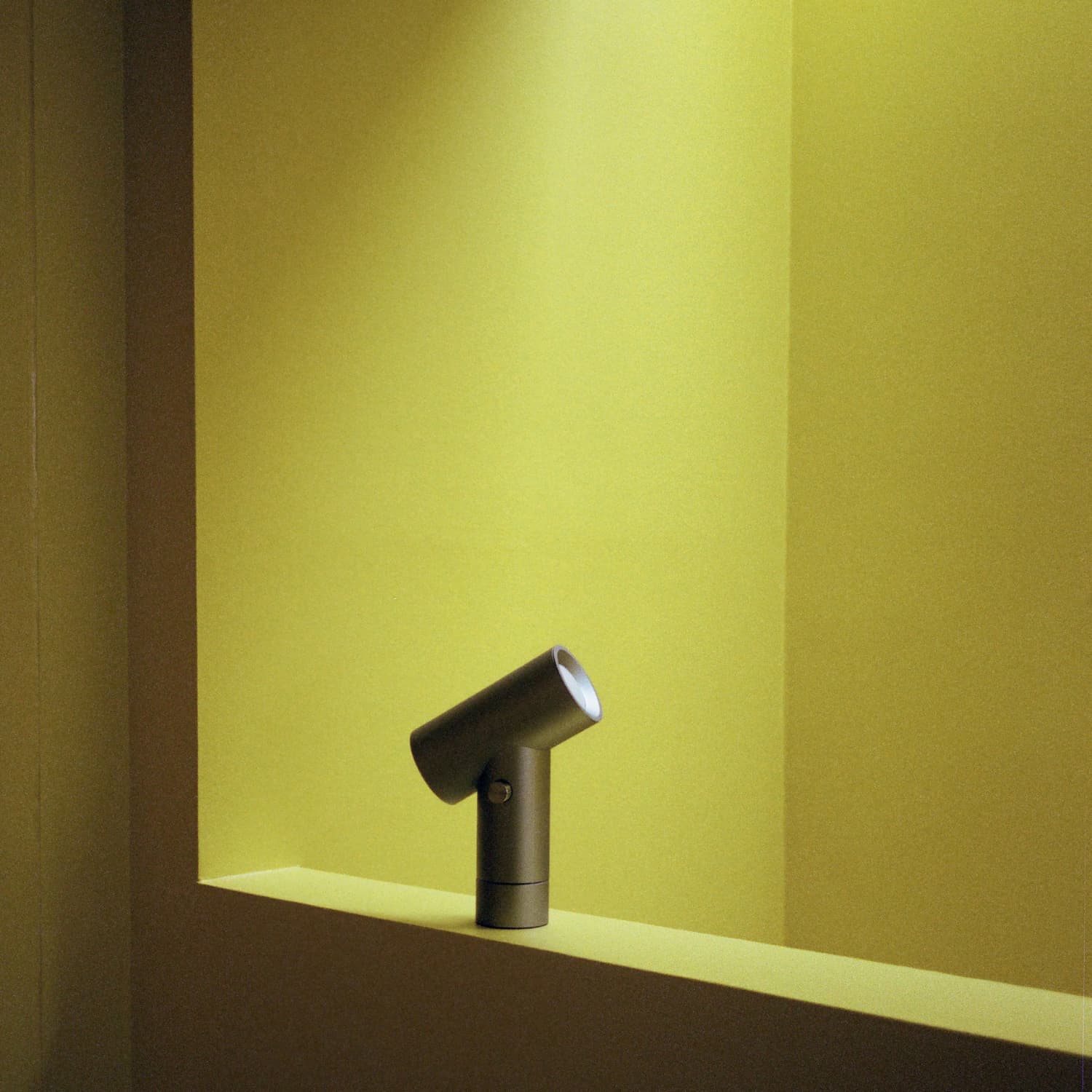 Beam liten bordlampe sort fra Muuto med sylindrisk design og justerbart lys