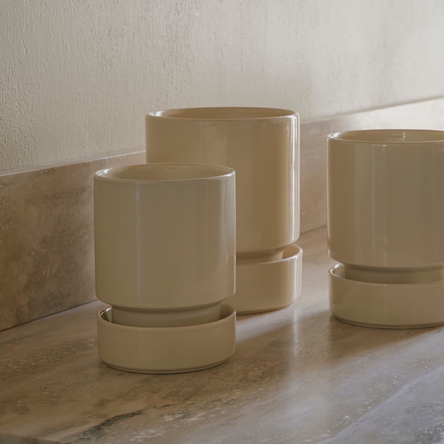 Hoff potte-sett i fargen sandstone på en marmorbenk.