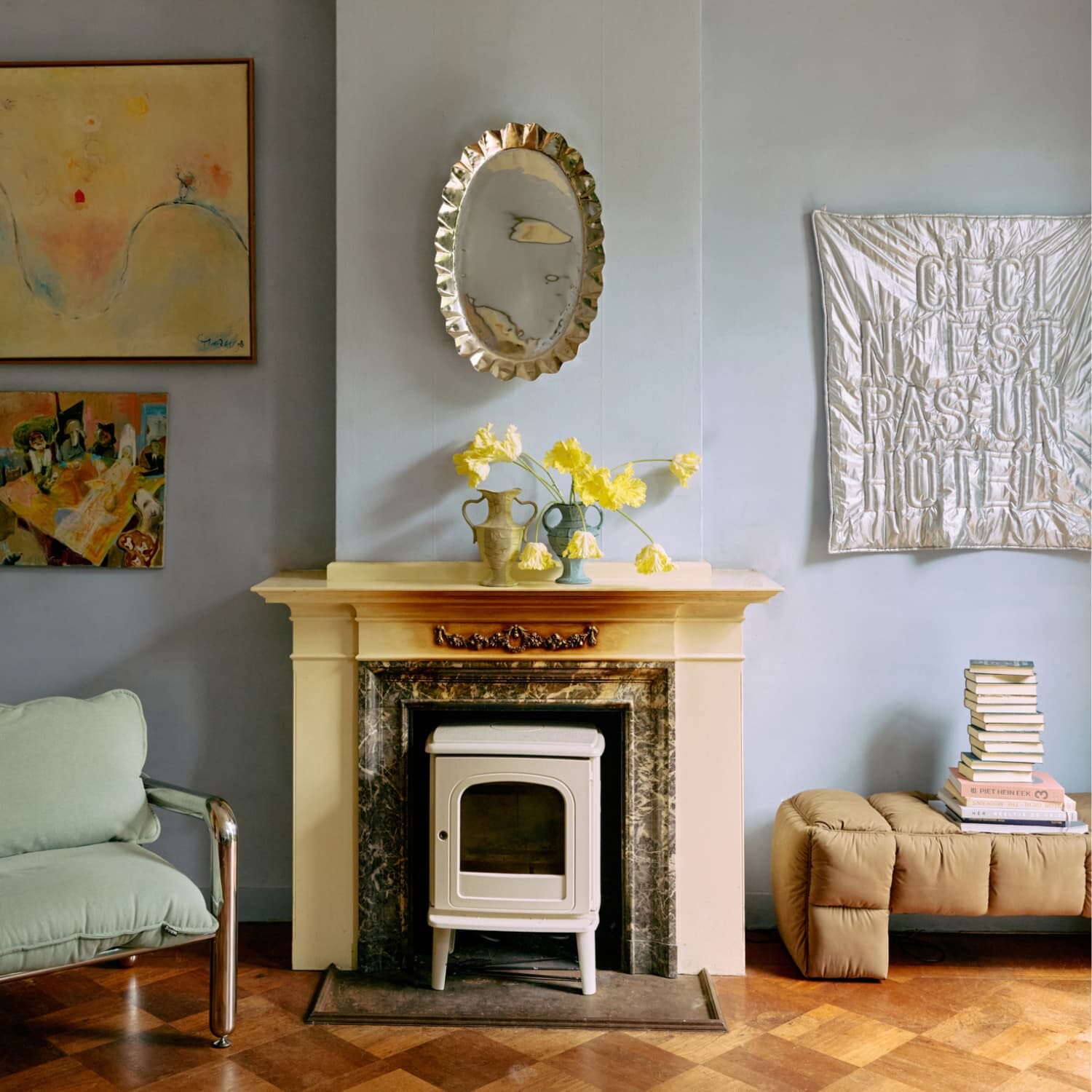 Brett krom stort på stueveggen