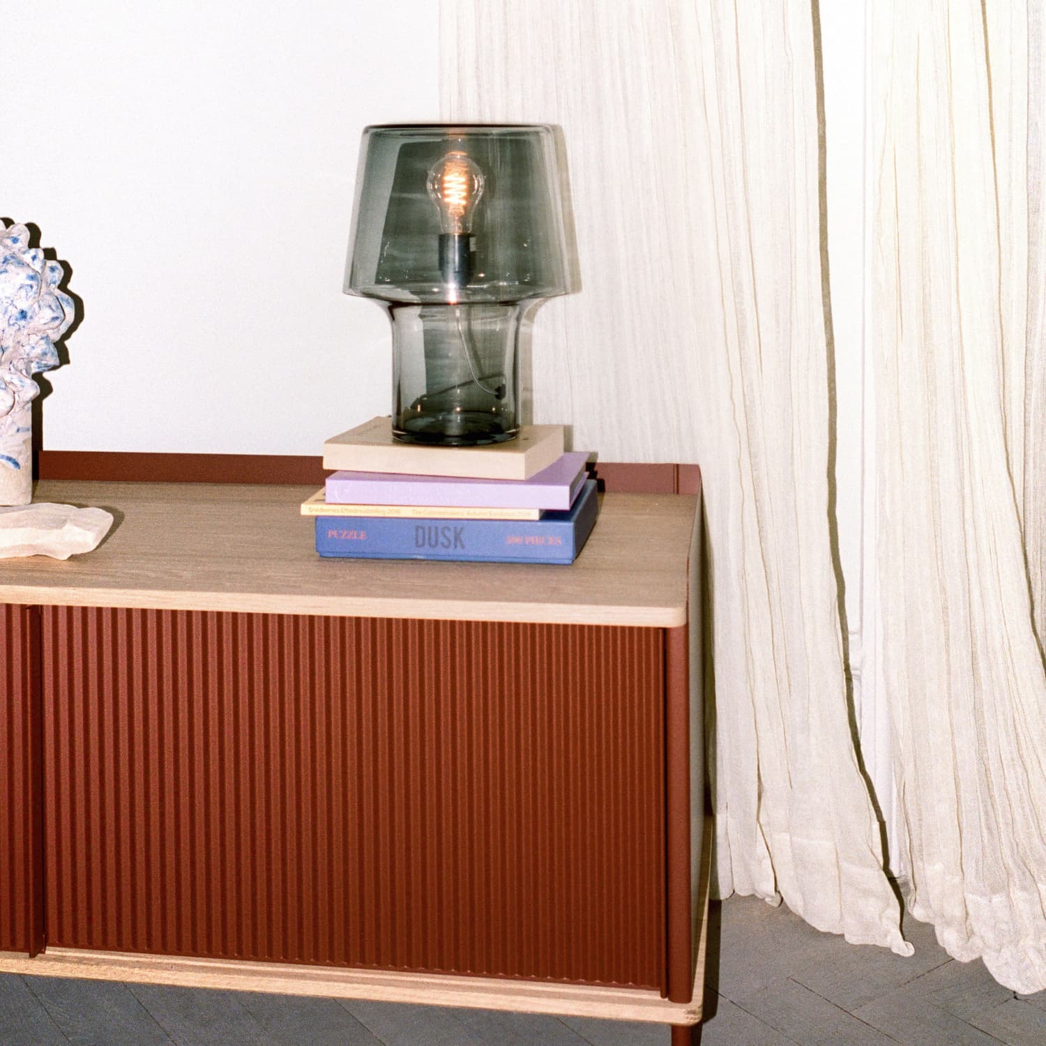 Cosy In Grey bordlampe fra Muuto brukt som stemningslampe i moderne interiør