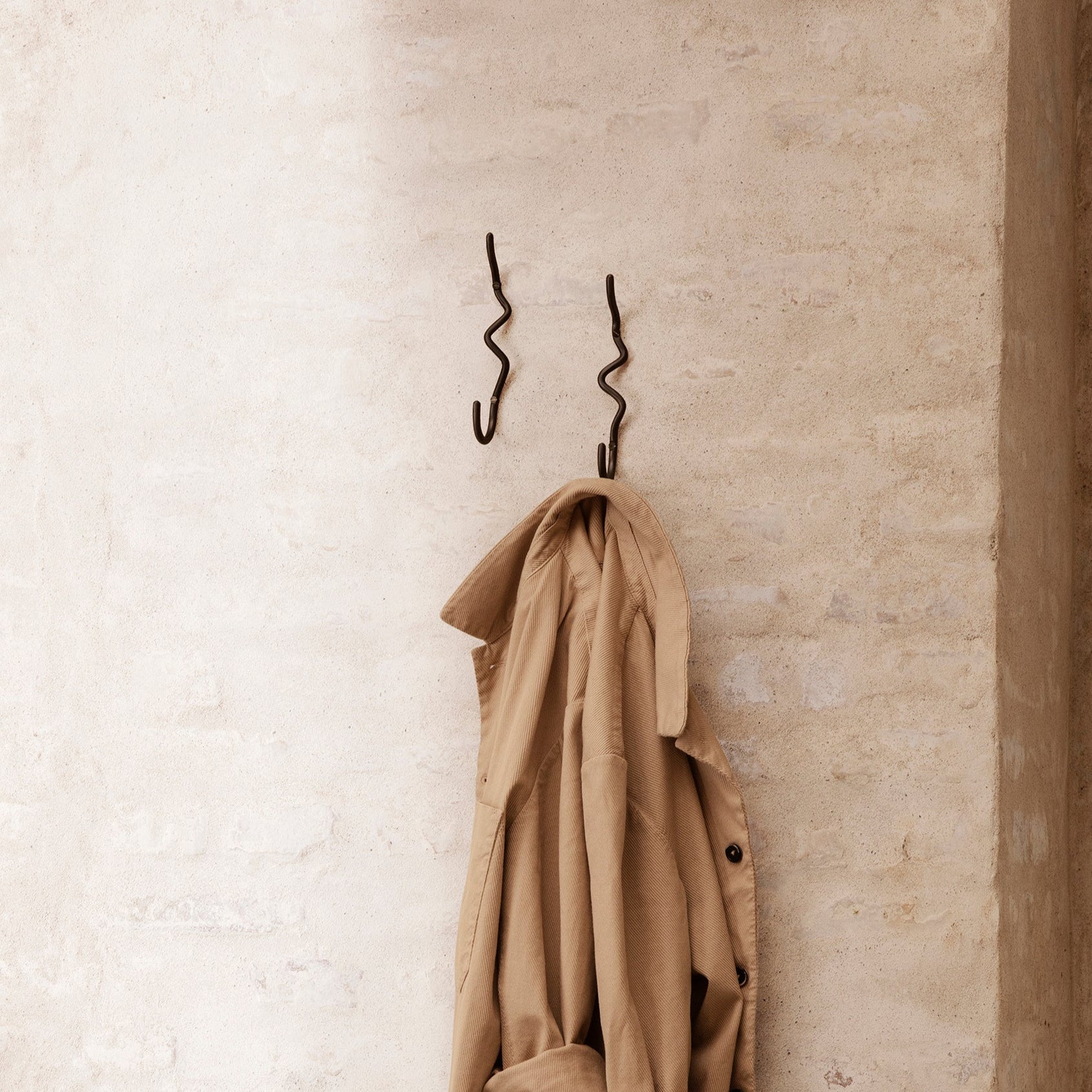 Enkel Knagg Curvature Svart