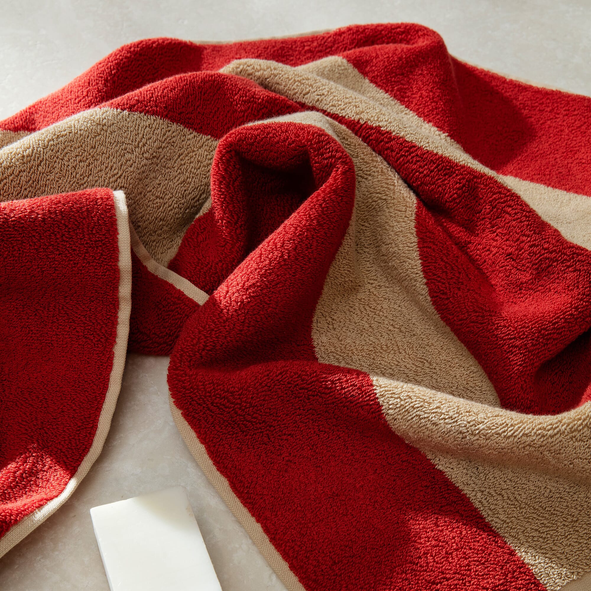 Alee Strandhånkle Light Camel/Red 100x150 - Bilde 2