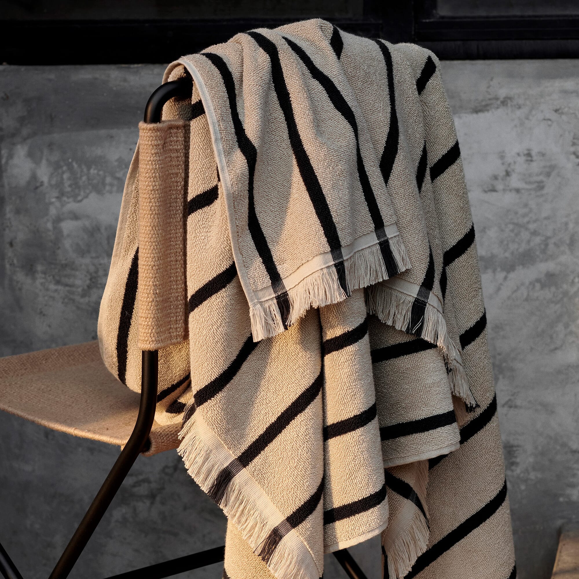 Alee Strandhåndkle Sand/Black 100x150 - Bilde 2
