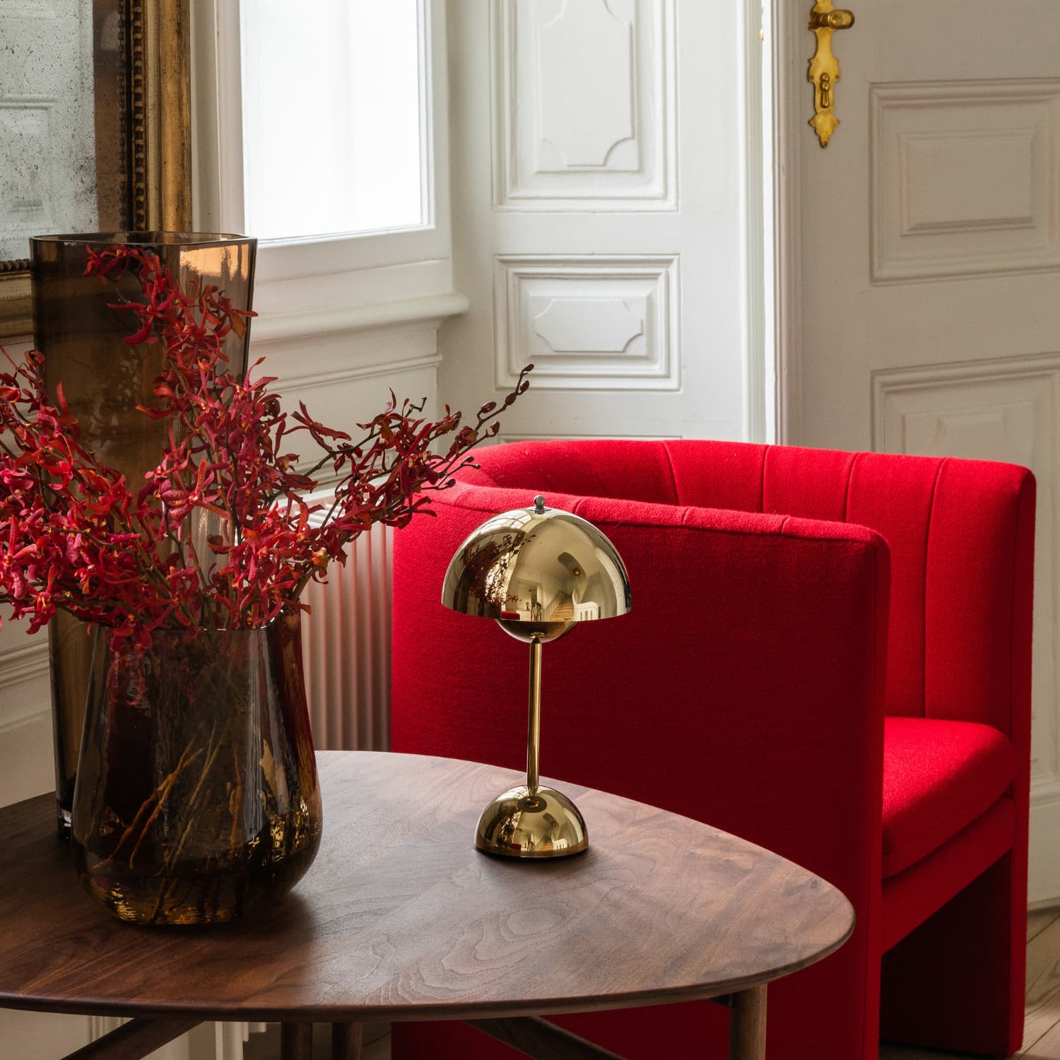 Flowerpot VP9 oppladbar bordlampe i Brass plassert på sidebord i mørkt tre i stue