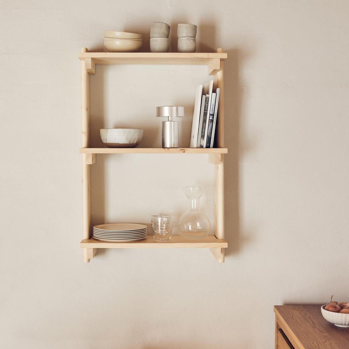 Beam vegghylle brukt som oppbevaring av kjøkkenutstyr