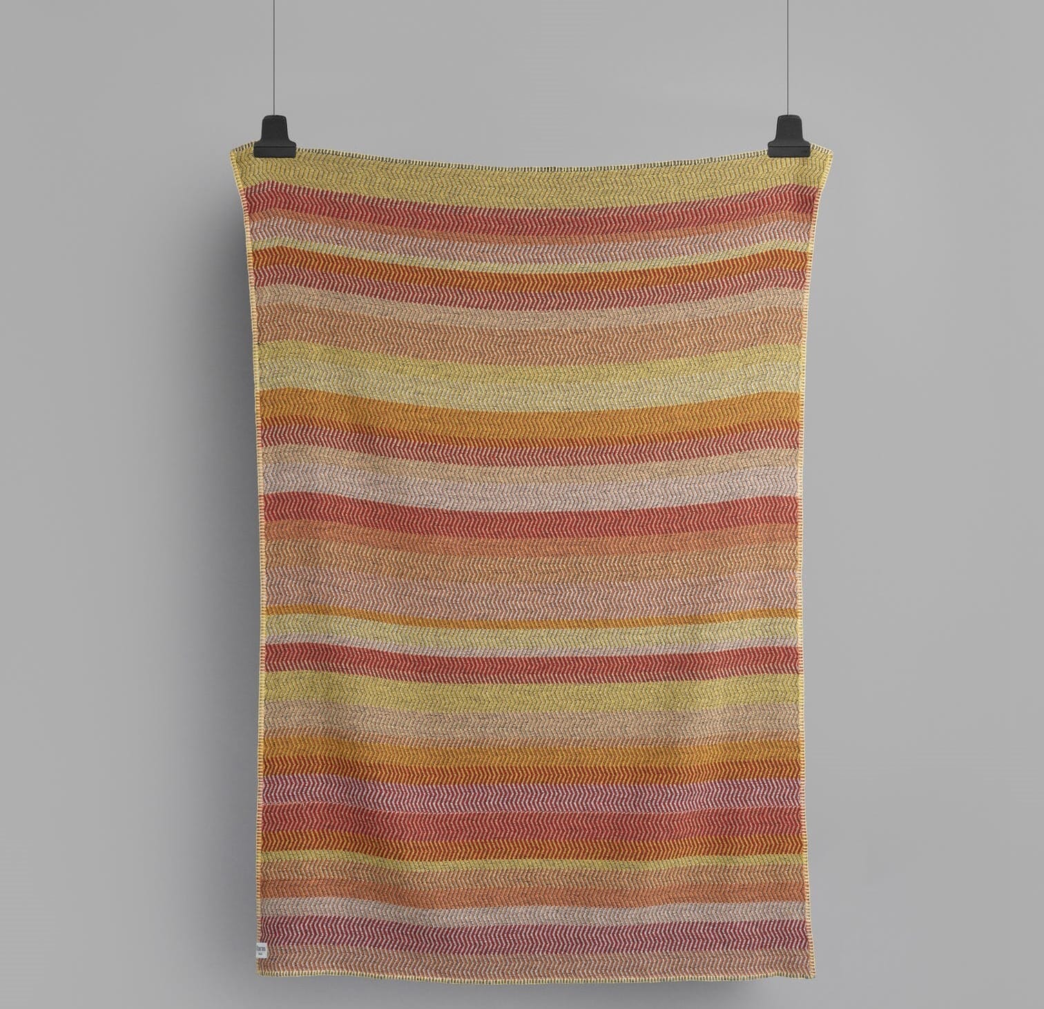 Opphengt Fri Summer Red ullpedd med sikksakkmønster