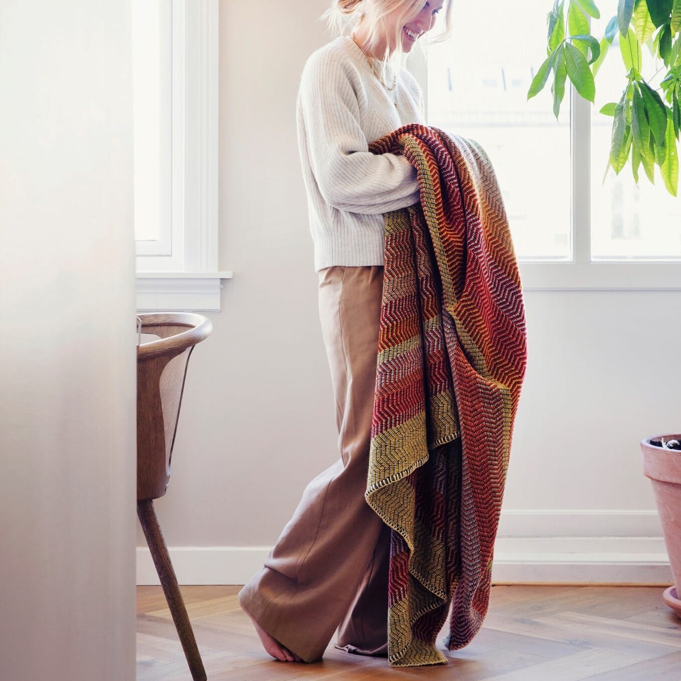 Person holder Fri Summer Red ullpedd med sikksakkmønster