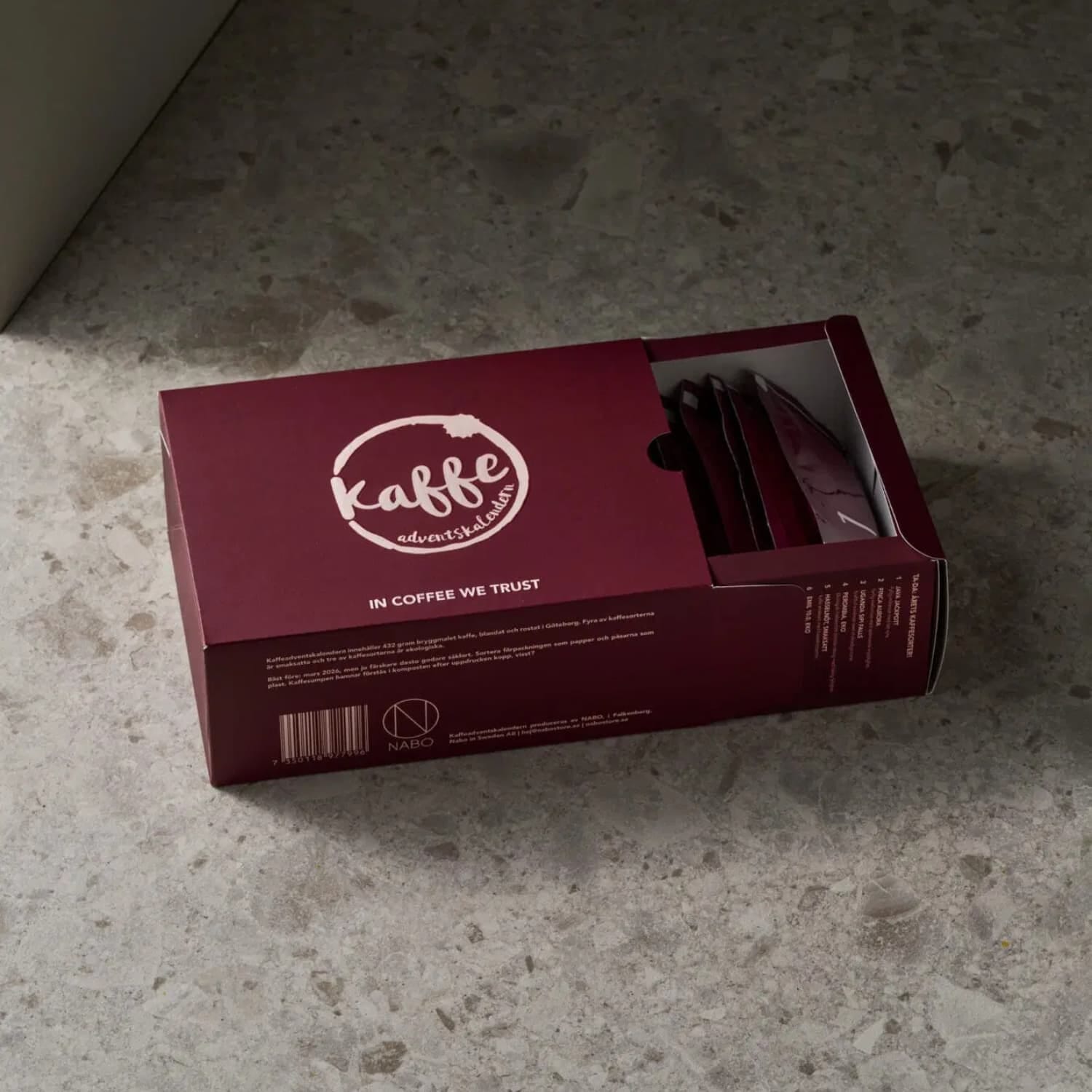 NABO Kaffekalender 2025 – sidevisning av esken