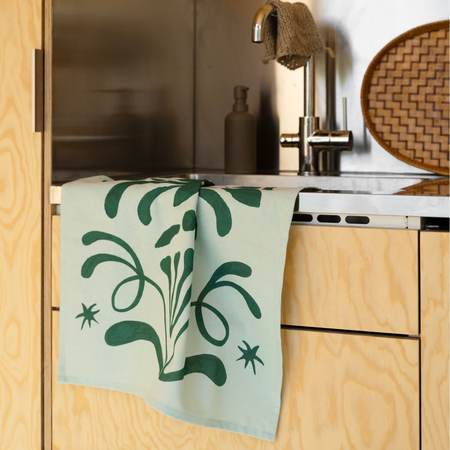 Kjøkkenhåndkle med julemønster som hegner langs kjøkkenkum