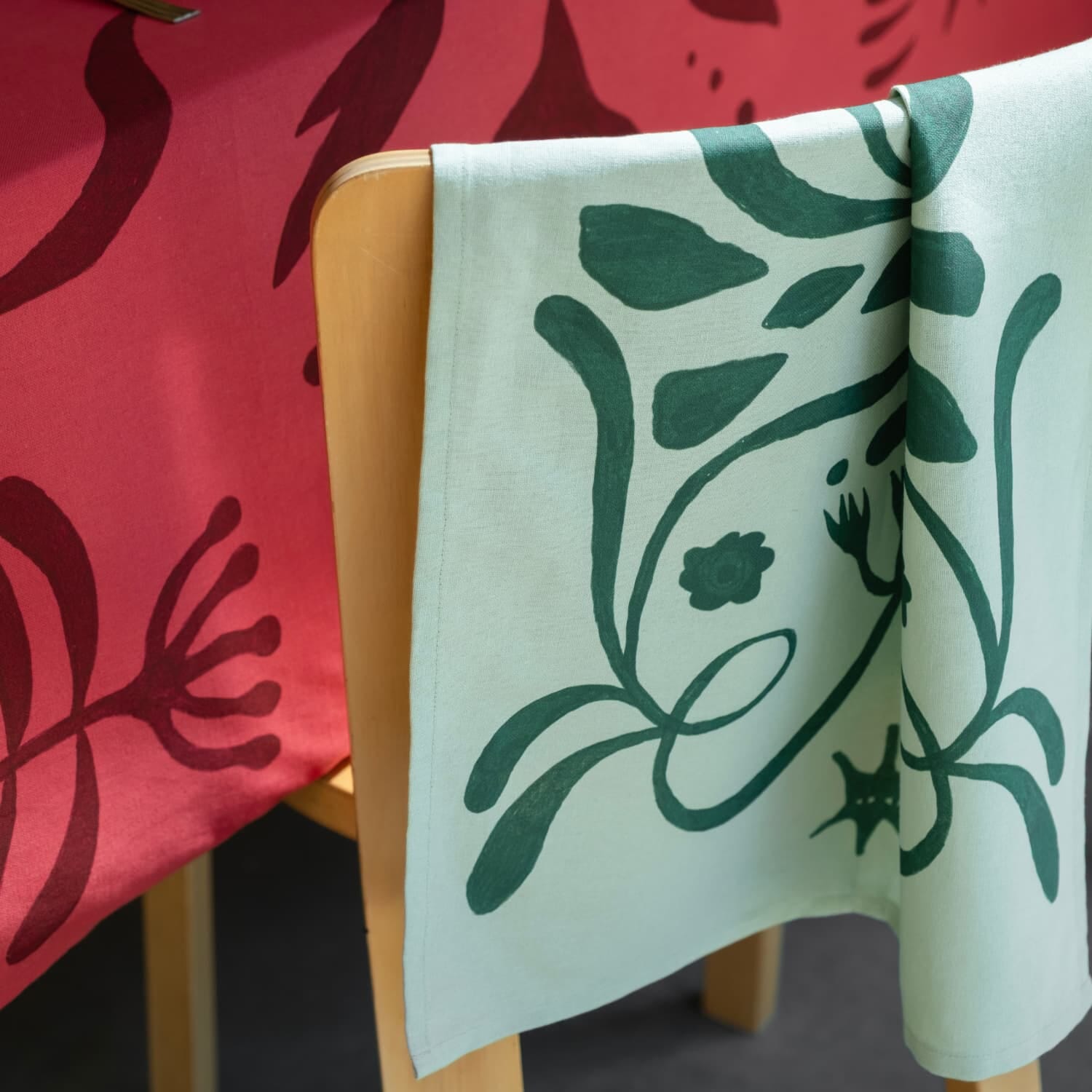 Kjøkkenhåndkle med julemønster som henger over stolrygg