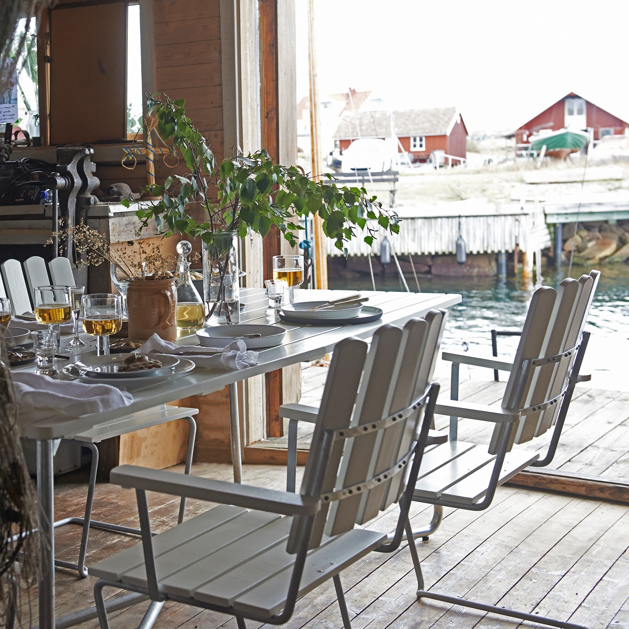 Klassiker A2 Spisestol hvit farge i en sjøbod