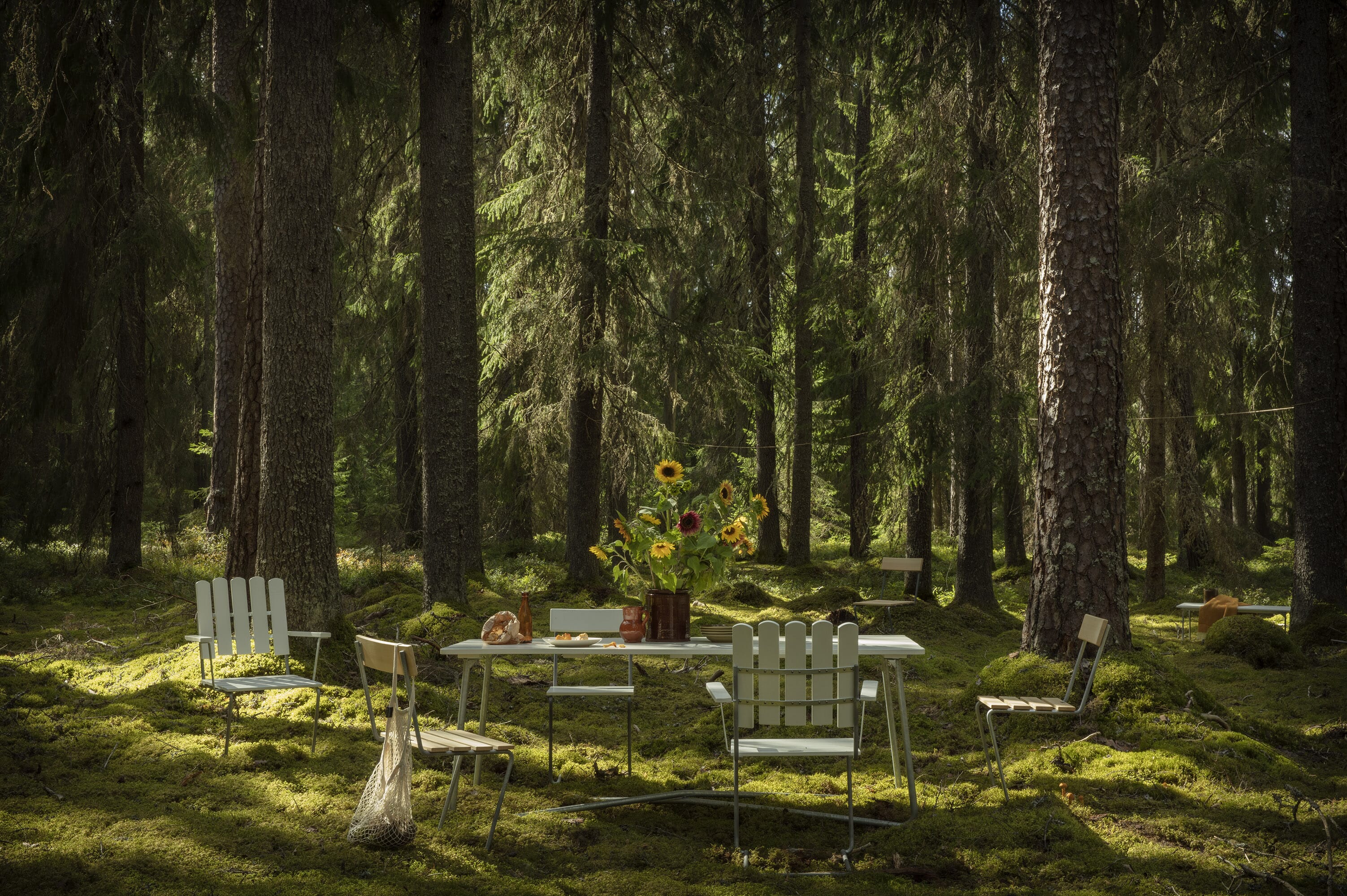 Klassiker A2 Spisestol i hvit i en naturplassering med skog