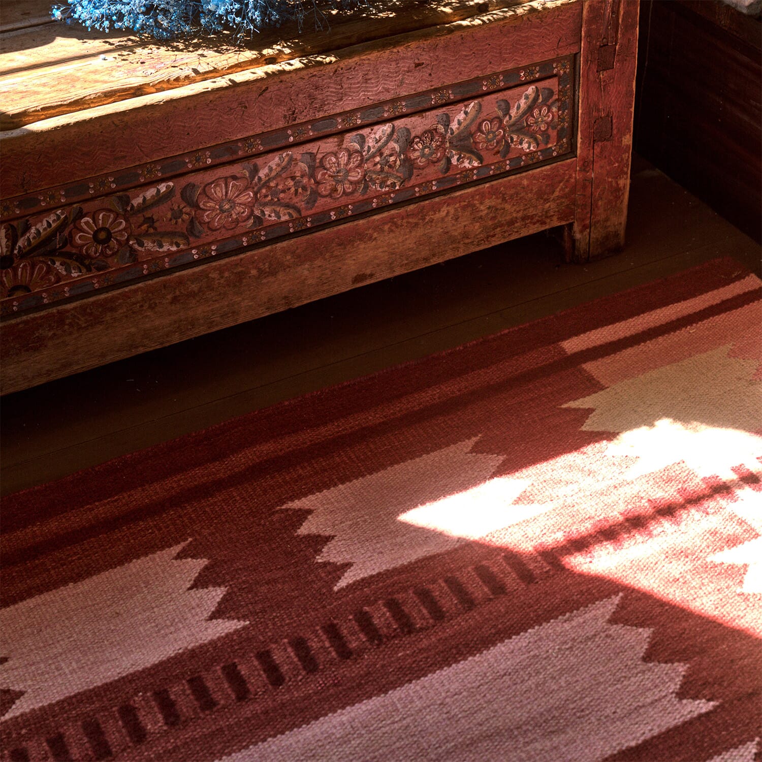 Gulvteppe Rollakan Iris Raspberry detalj på gulv