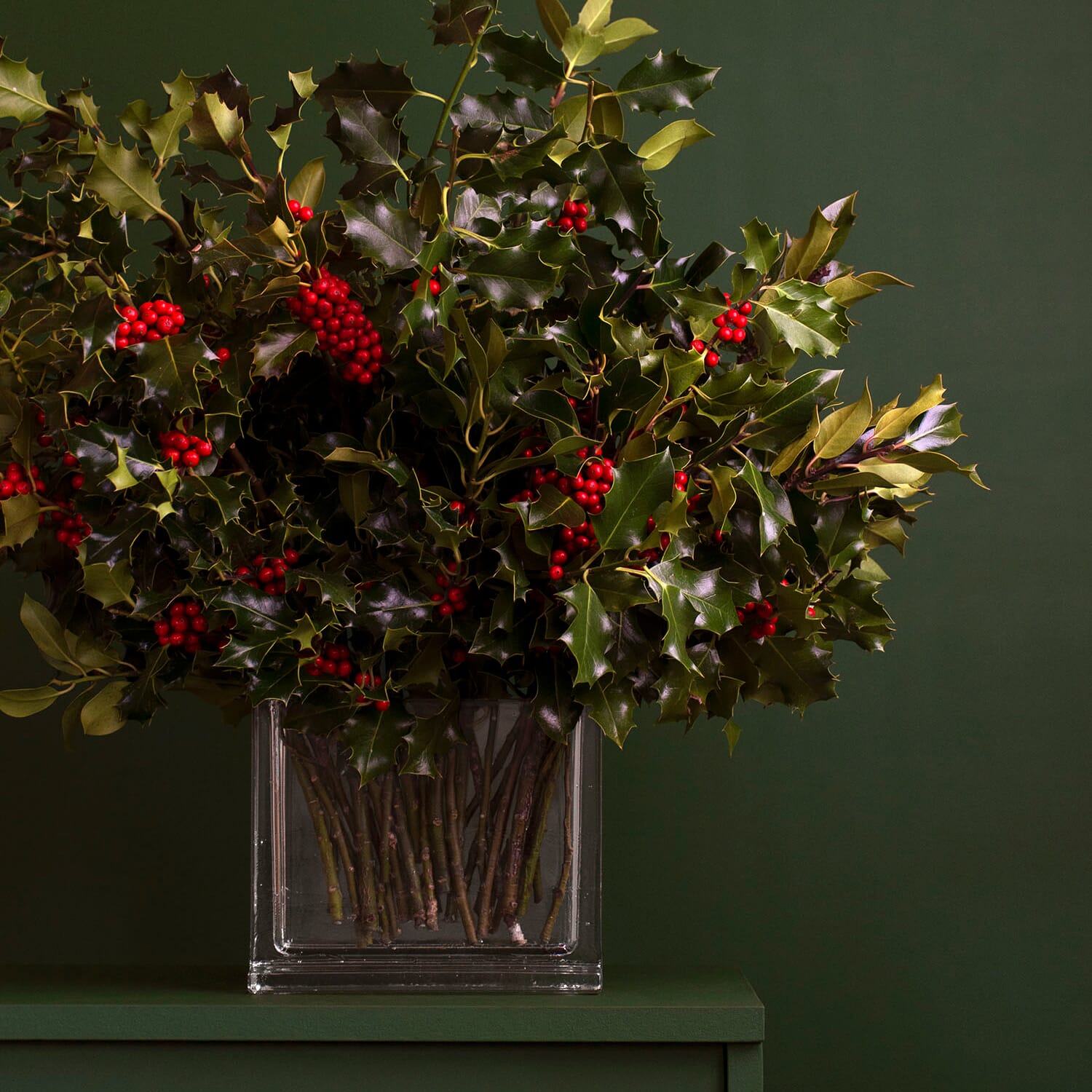 Monoblokk design blomstervase i klart pressglass med kristtorn og røde bær