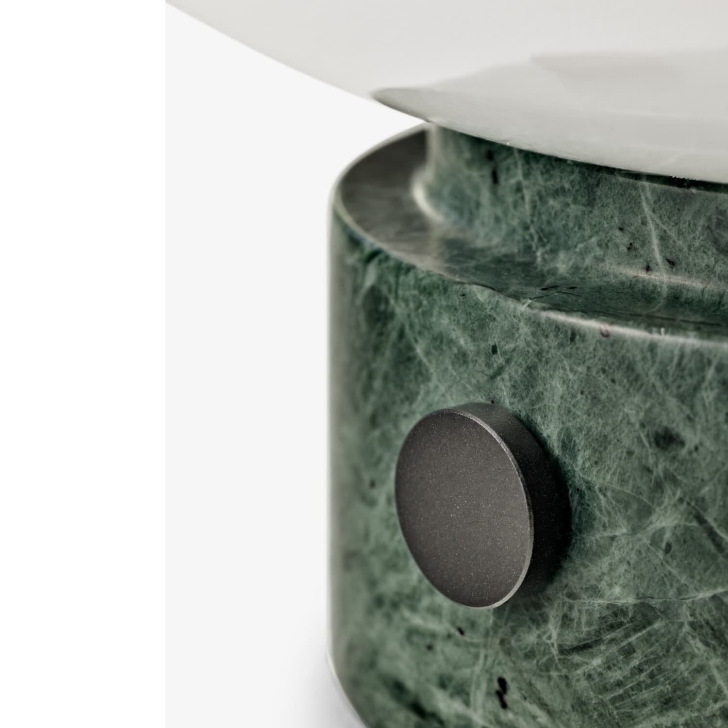 Detalj av oppladbar Mist bordlampe i glass og marmor