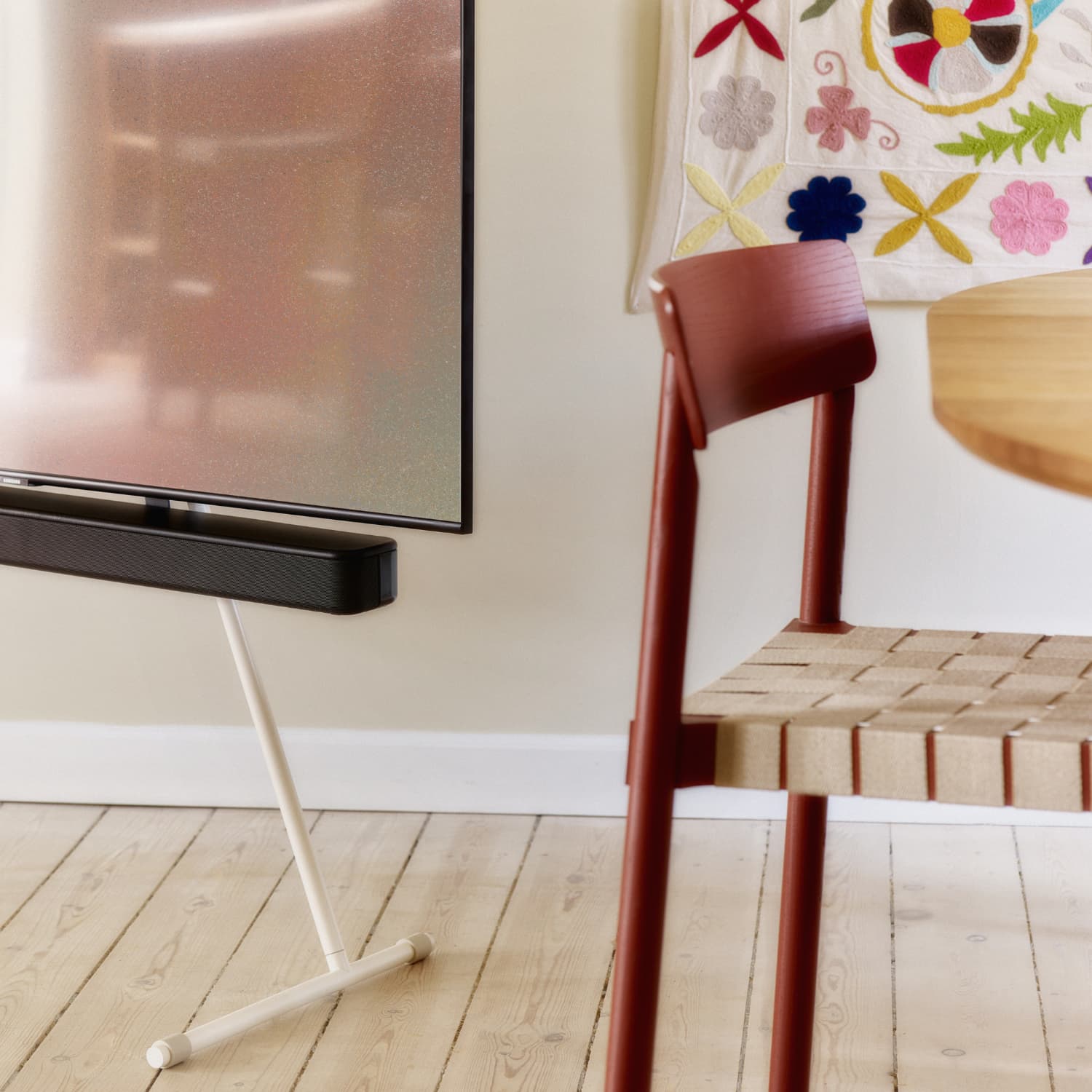 Detalj av oppheng for lydplanke fra Pedestal montert under TV