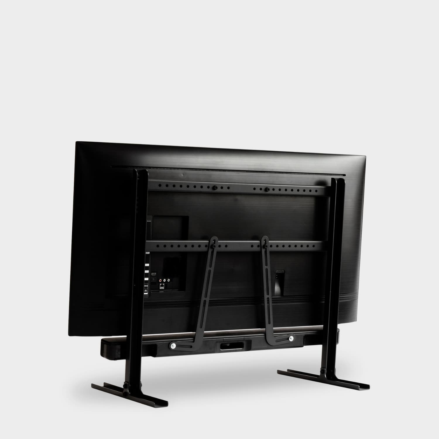 Pedestal oppheng for lydplanke montert bak TV på Pedestal TV-stativ