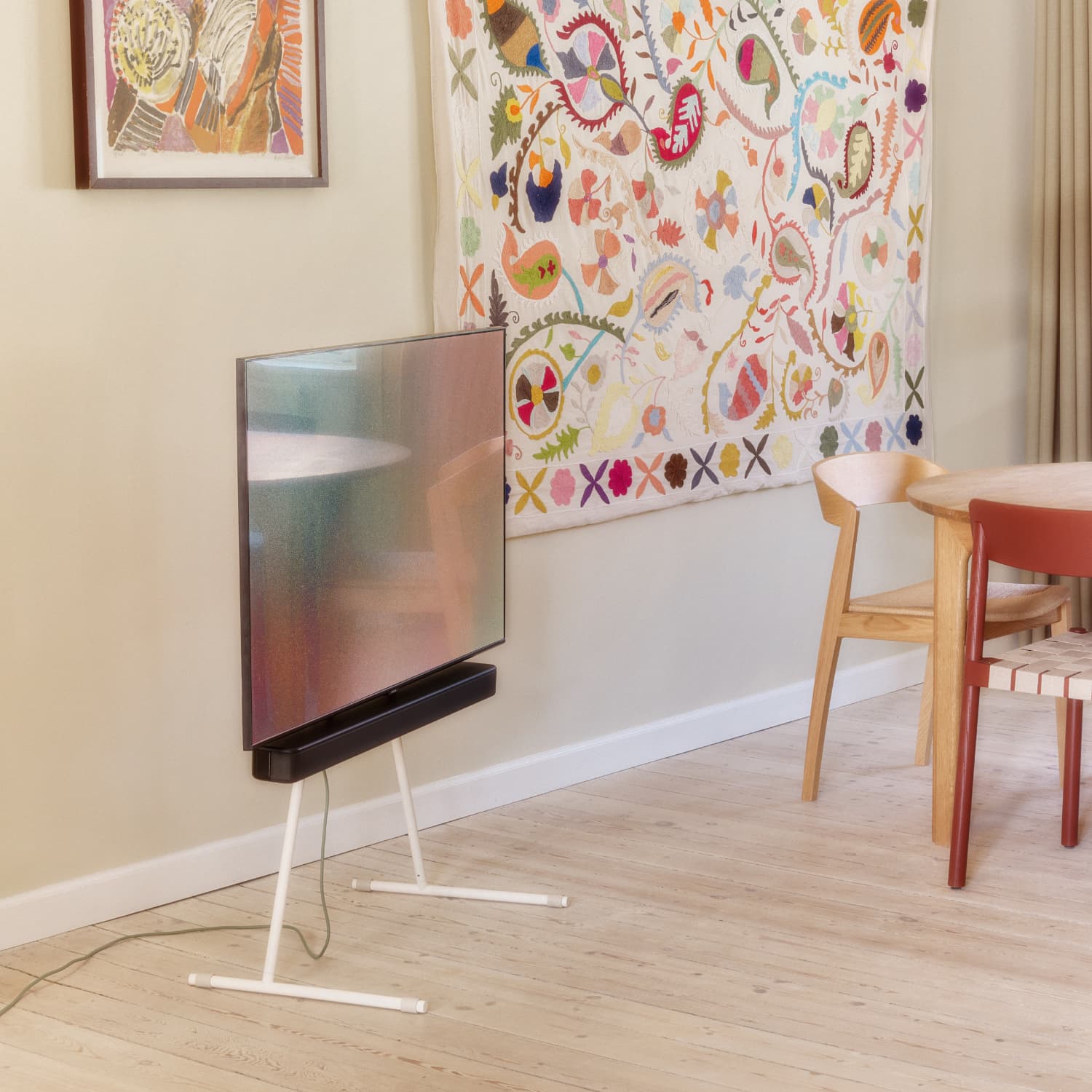 Pedestal TV-stativ med oppheng for lydplanke, minimalistisk og ryddig løsning i stue