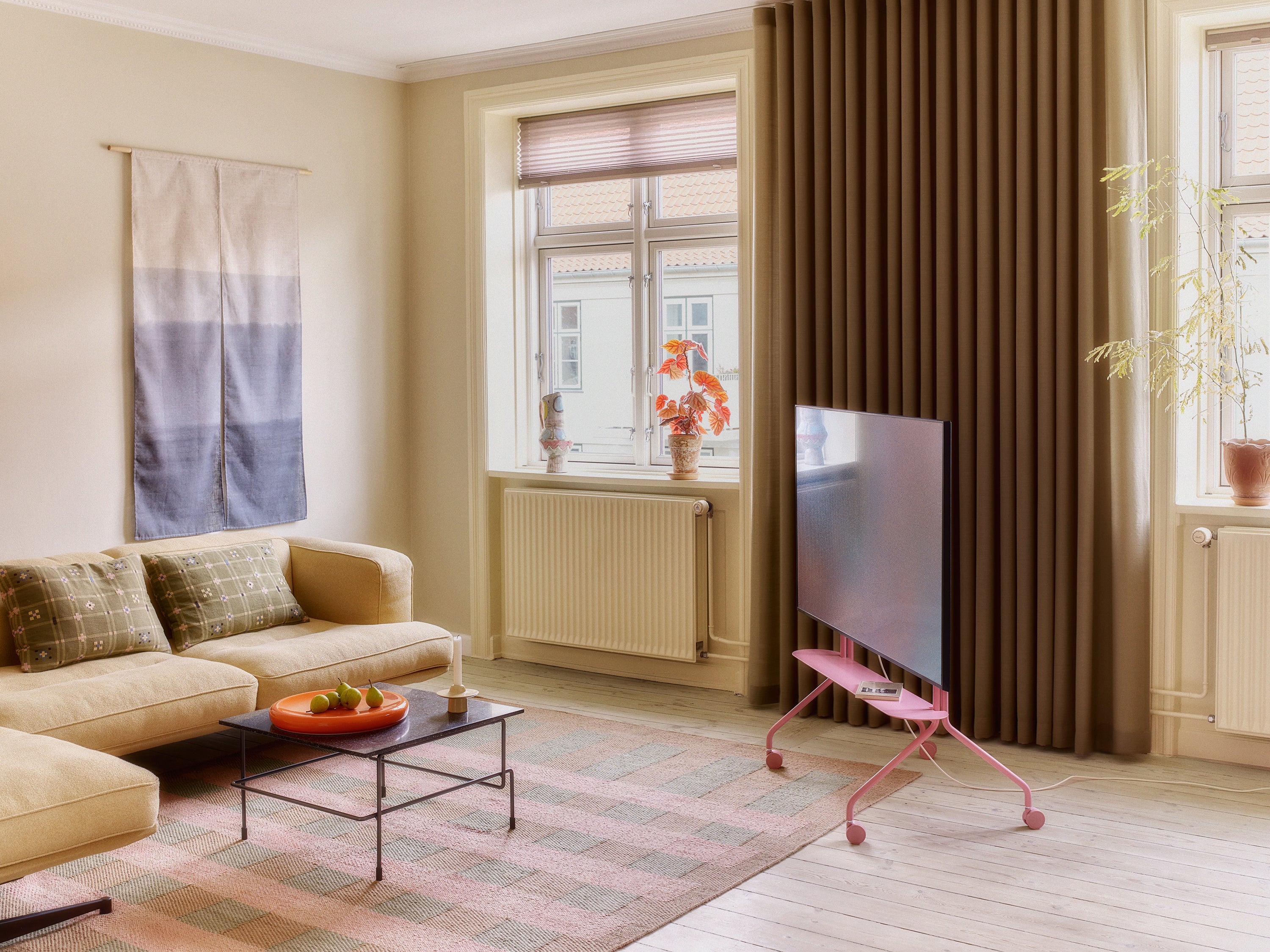 Pedestal TV-stativ med hjul i stue