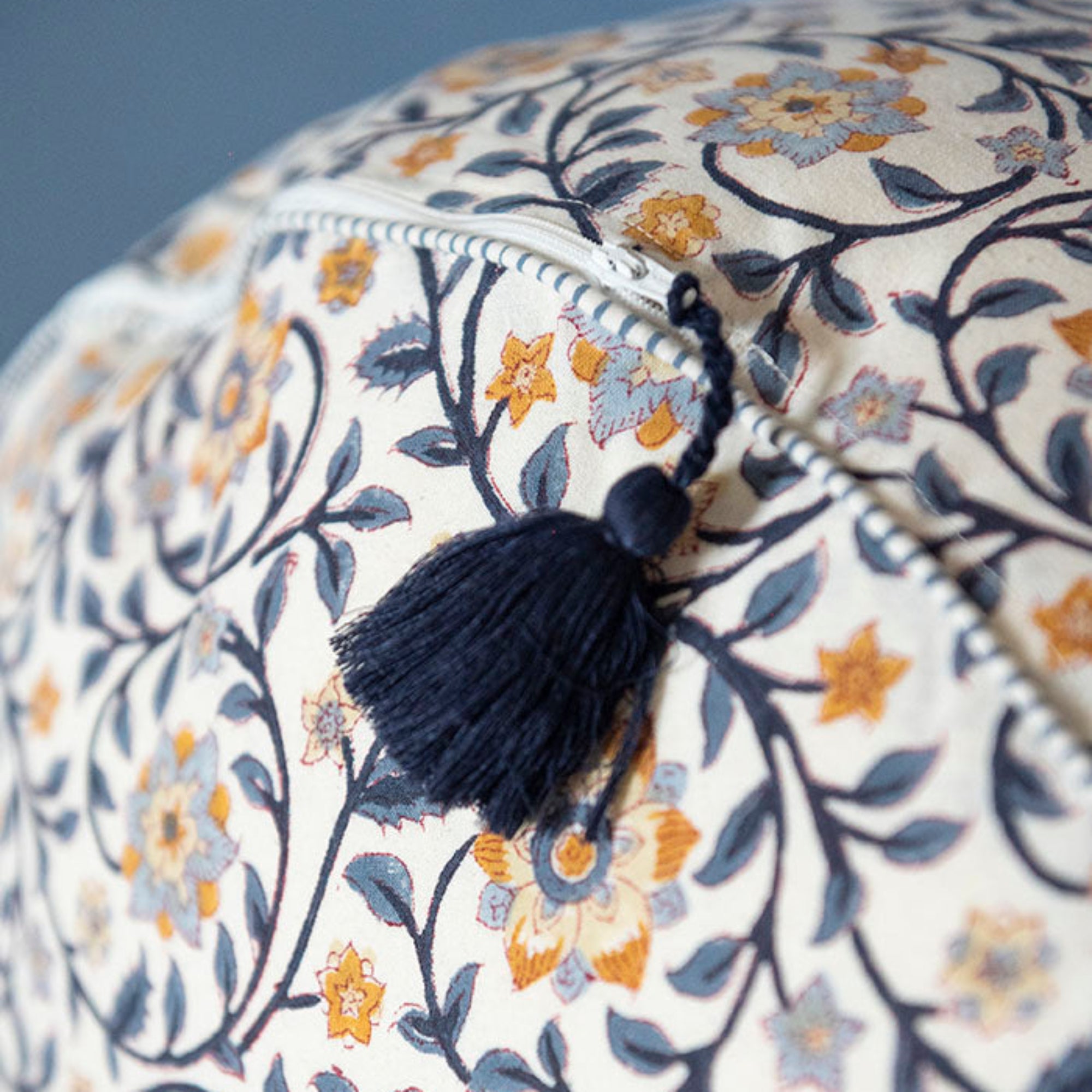 Blå dusk på puff med blomstermønster 30x55cm Roja Indigo