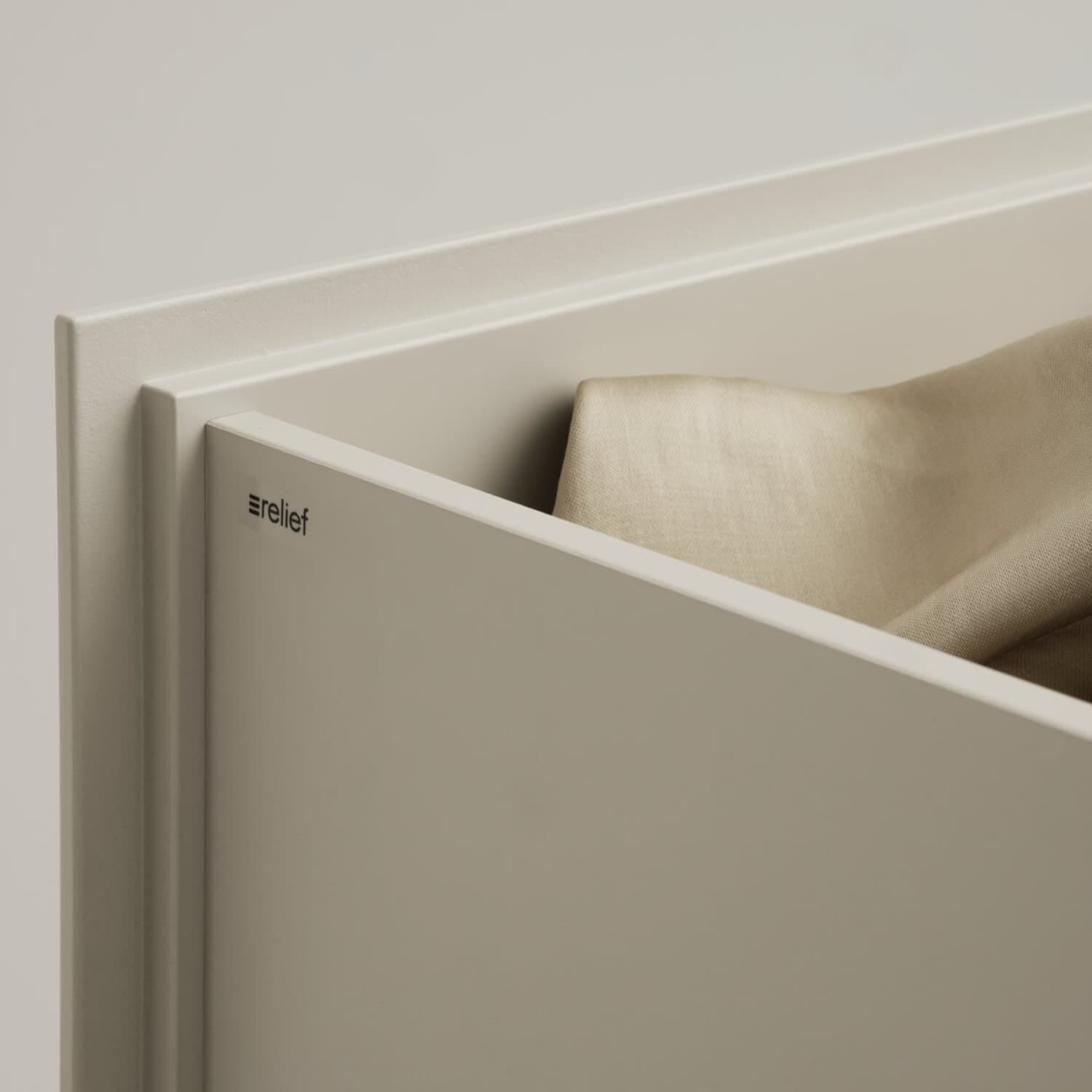 Relief Kommode Lav Beige