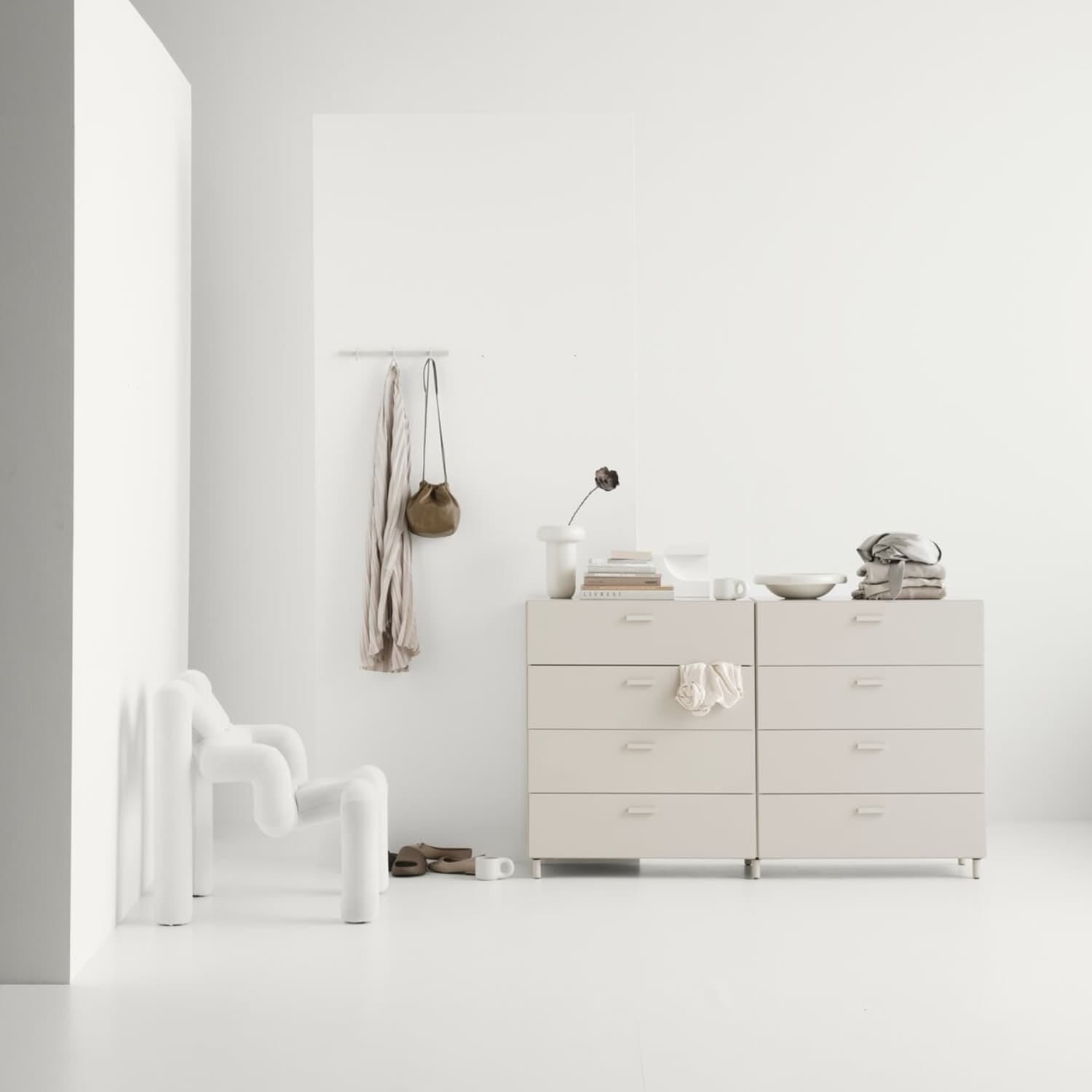 Relief Kommode Bred m/sokkel Beige